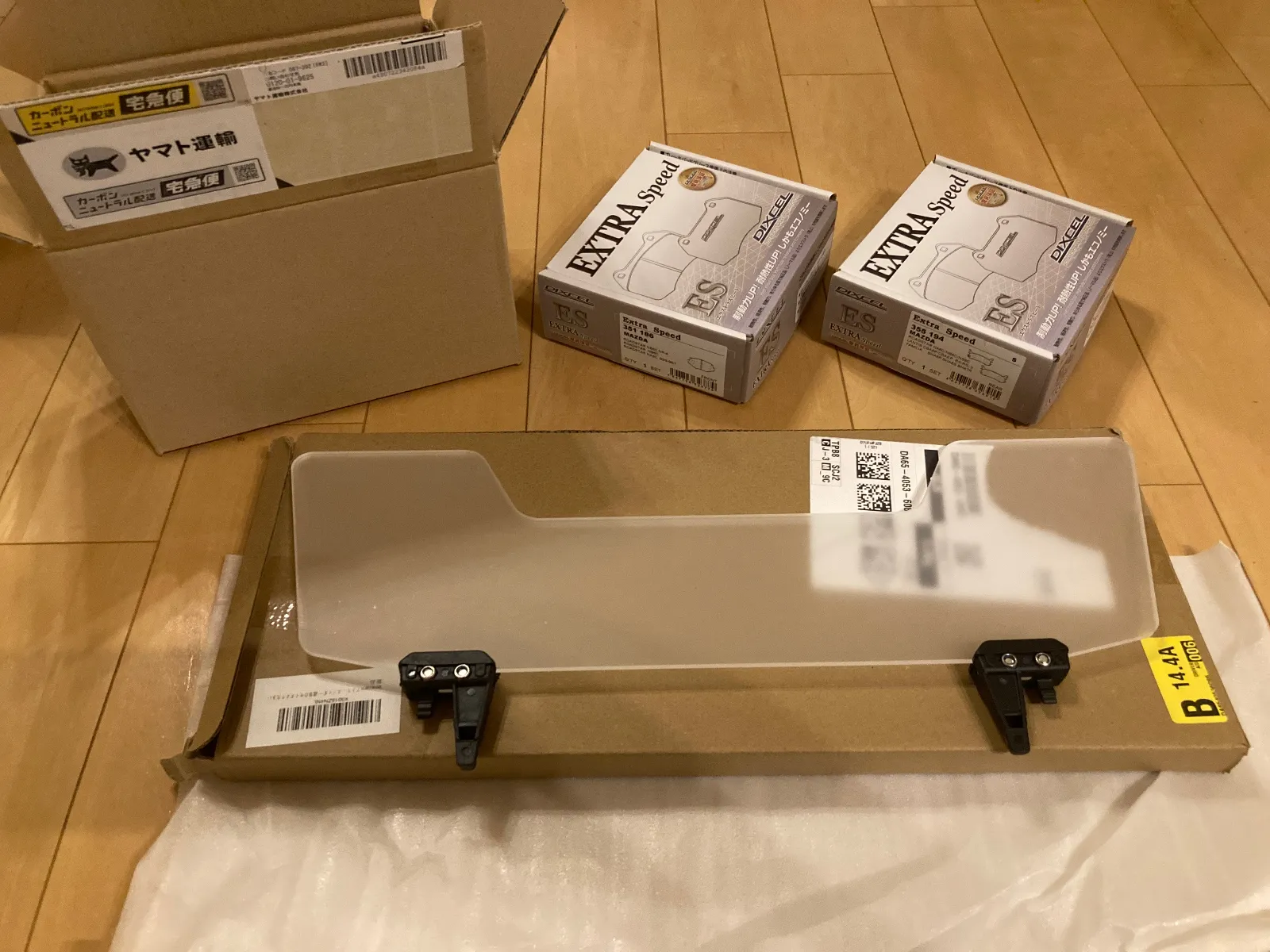 NDのウインドブロッカーをアクリル樹脂の社外品に交換します。
ロドスタ愛好者の方々の声は、かなり良い。確かに後方視界はちょっと悪目👀ではありますが、ドアミラーの視界範囲が広めなので、そんなに気にはしていませんでした。

ただし、NBに比べては圧迫感が強く、守られ感はあるものの圧迫感は強いですね。
そんなことも改善されれば良いと考えての交換です。ネット調達でブレーキパッドと合わせて入手済み。
ブレーキパッドはNBの分。こちらは準備が整ってからの交換です。
