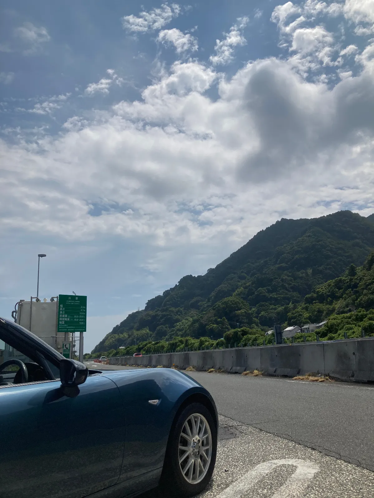 ここは東名高速道路、由比パーキング🅿️

社外品の透明なアクリル樹脂製ウインドブロッカーの、風の巻き込み具合の確認で走行テストです。