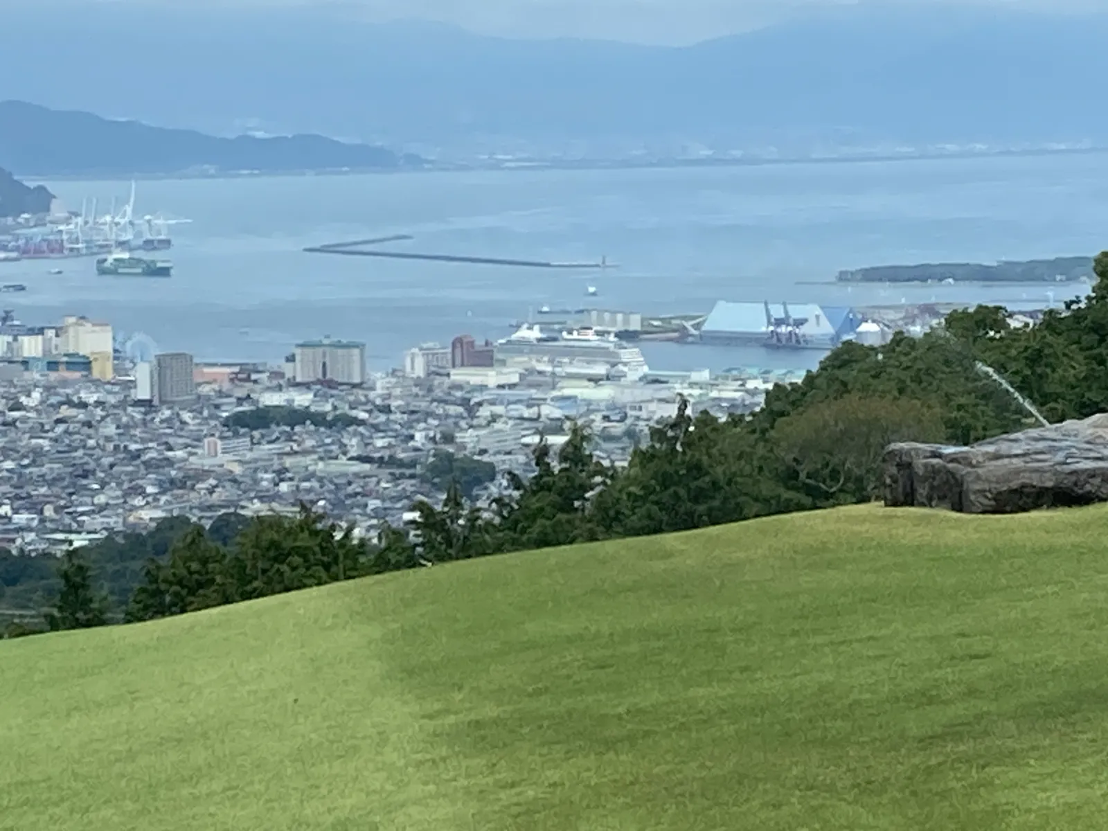 清水港に豪華客船が入港しているのが見えたので、帰りがてらに見物して行こうと言うことで寄り道して行きます。