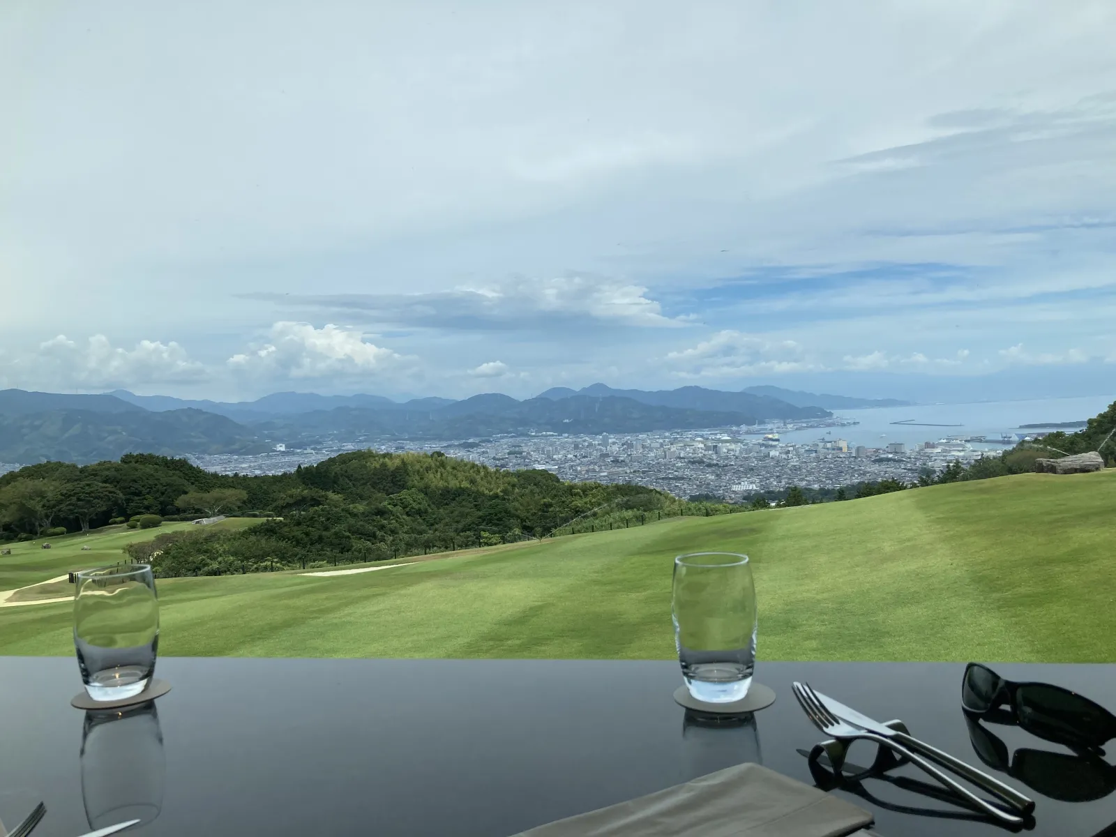 残念ながら、富士山は雲に隠れていますが、景色は良いです。日本平ホテルの売りですね。
景色を眺めているだけで、いいですね。