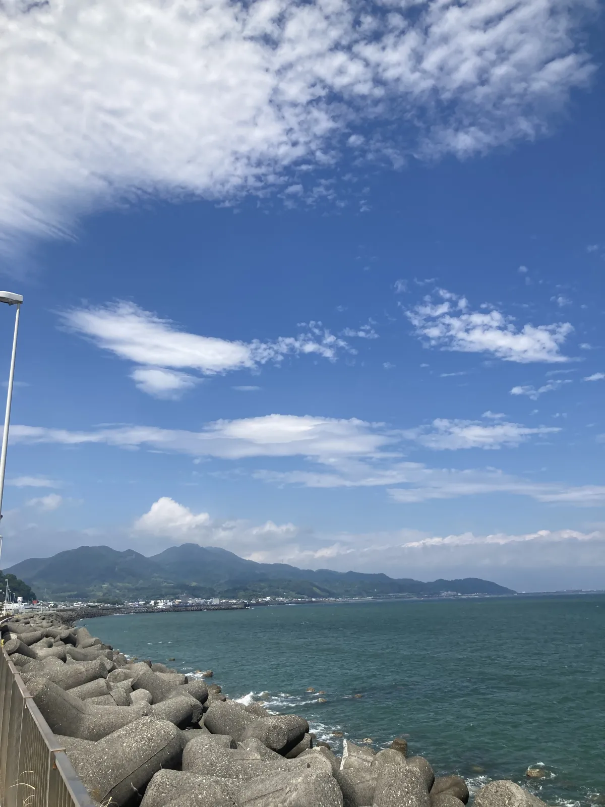 海の景色を眺めていますが、富士山は今日も雲に隠れています。
夏の昼間は隠れているのが多いかな。

暑さはややしのげた、せっかくの気温。
高速オープンを今少し楽しんでいきます。