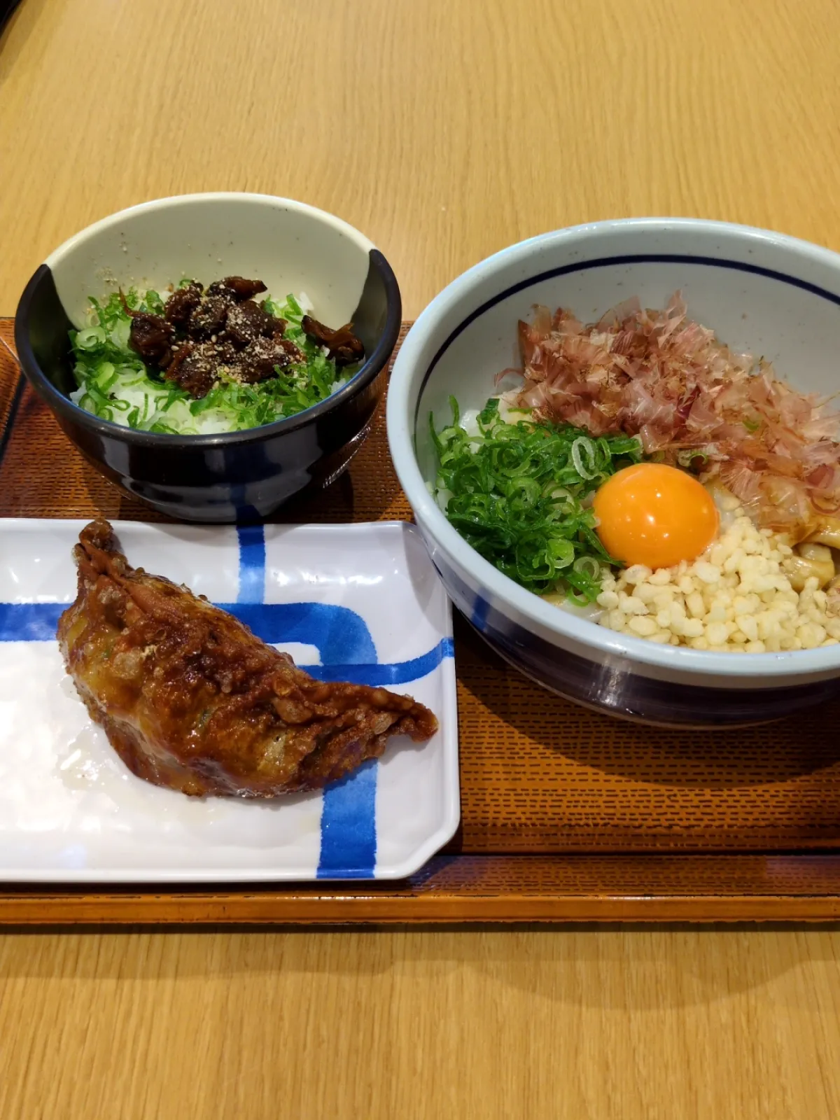 高速での楽しみはグルメですよね。
今回は「三重ご当地うまいもんセット」に。
●伊勢うどん〜独特の食感軟柔麺〜
●津ぎょーざ〜デカすぎに驚き！！
●あさり佃煮ごはん〜あさりかたっぷり
どれも美味しくかなりのボリュームでしたよ。