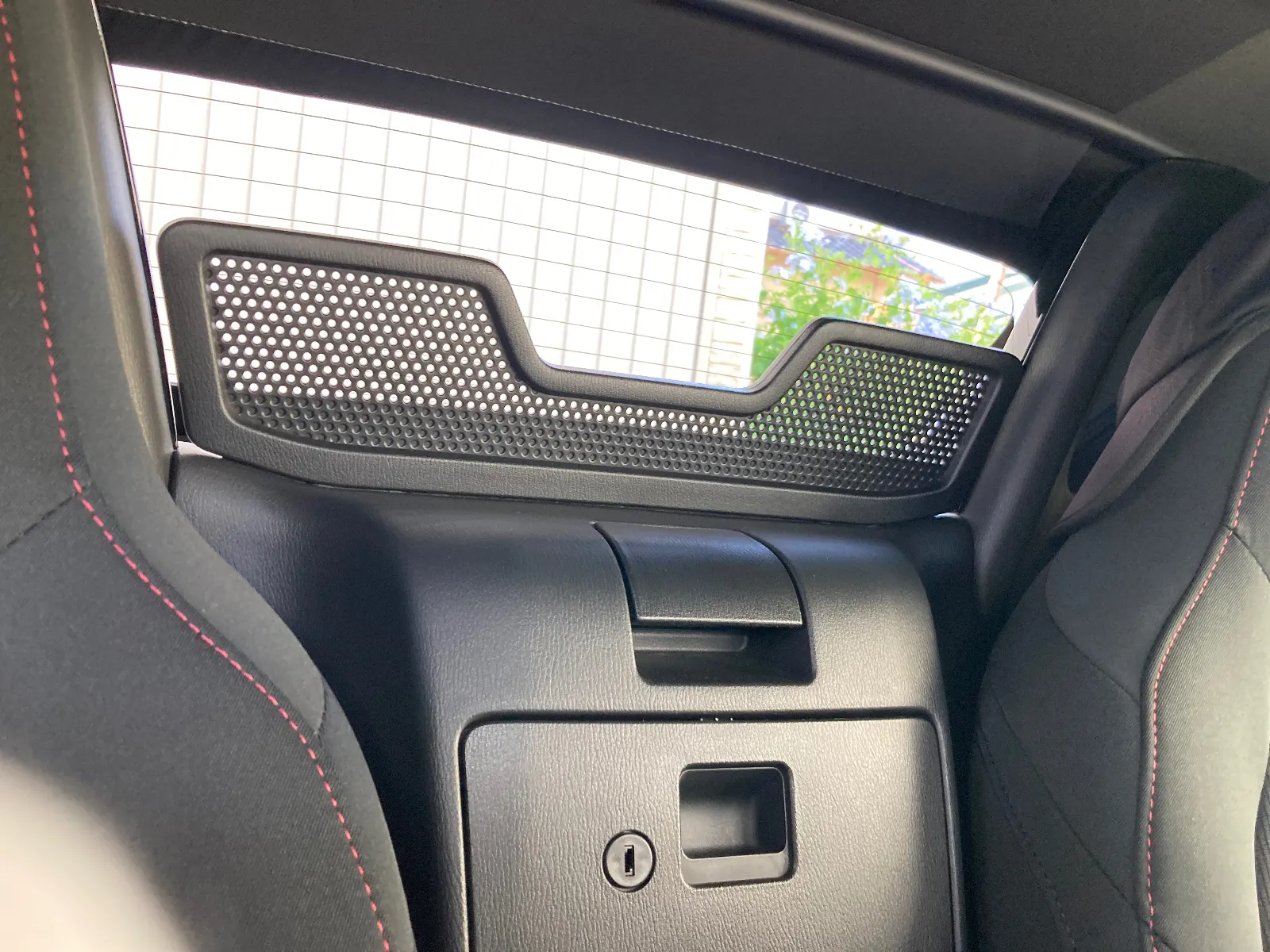 純正品のウインドブロッカー。
メッシュパターンは、多分ですが、運転席後方の空気の渦巻きを、さらに後方にずらしてあげる効果があると思います。視界の圧迫感も減らすものも含まれているのでは、と思います。