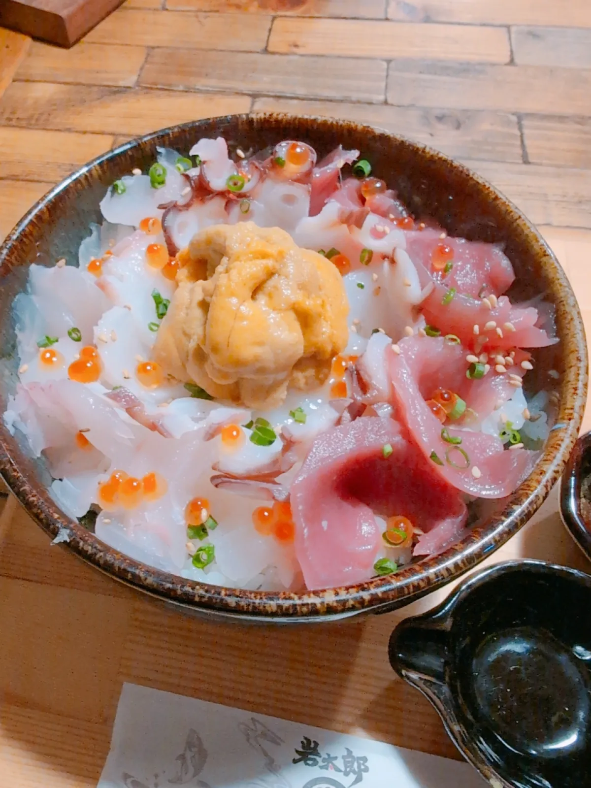 うに、たこ、いくら、まぐろ、ひらめ丼