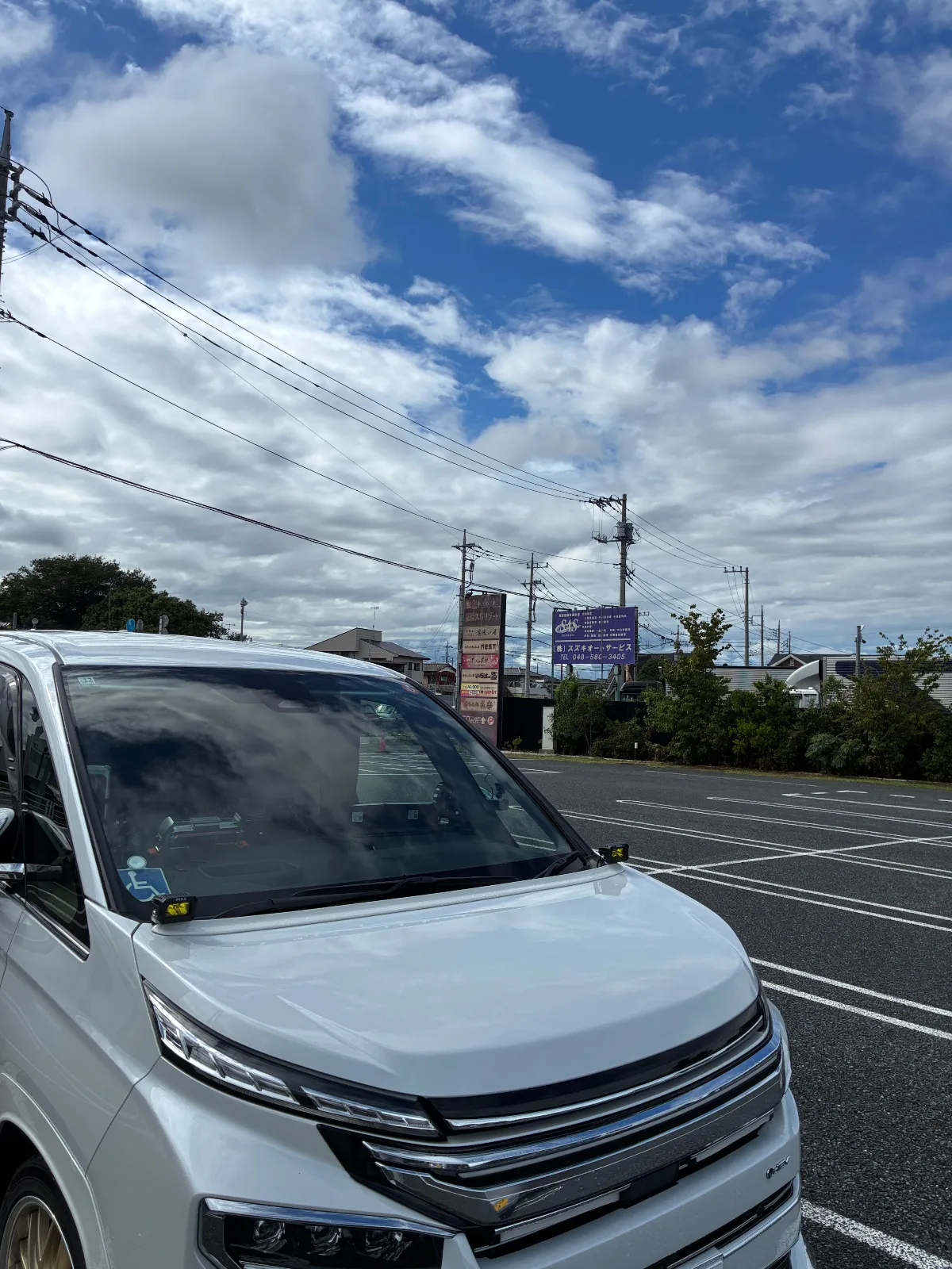 露天風呂の敷地はとにかく広く、関西、関東といろいろな日帰り温泉施設に行っていますが、ここはかなり広い部類に入るんじゃないかなと思います。もしかしたら、もっと広いところもあるのかもしれませんが、いくつものお風呂が外に点在していて、露天風呂の広さはかなりのものですね。

館内も意外と広くて、どこかしら座れる場所はあるので、混んでいても「座るところがない」という感じにはなりにくいですね。ただ、龍泉寺の湯のような大きな大広間があるわけではありません。それでも、なんとなくうまく収まってしまうのがここのいいところです。

それと、私はここに常設しているカフェのケーキセットが意外と好きなんですよね。温泉に入ったあとにケーキセットを食べるのが、なかなかいいんです。中で食事をしたことはないので、食事については評価できません。

駐車場も広めですが、今回は結構遠いところまで車を停めました。それでも館内に入ってみると、意外と余裕がある感じでした。

料金は確か1,200円ぐらいだったと思います。ただし5時間制なので、それを超えて滞在する場合は追加料金がかかります。長時間ゆっくりしたい人は、この点だけ注意ですね。

今の季節は、私はすぐ蚊に食われてしまうので、露天風呂に長時間いるのはちょっと無理ですね（笑）。温泉の質もなかなか良くて、冬は風に当たりながら入ると、温かさが体にじわっと残る感じがあります。

全体的にゆったりした造りで、駐車場も館内も余裕がありますし、露天風呂もかなり充実しています。個人的には、かなりおすすめできる日帰り温泉ですね。