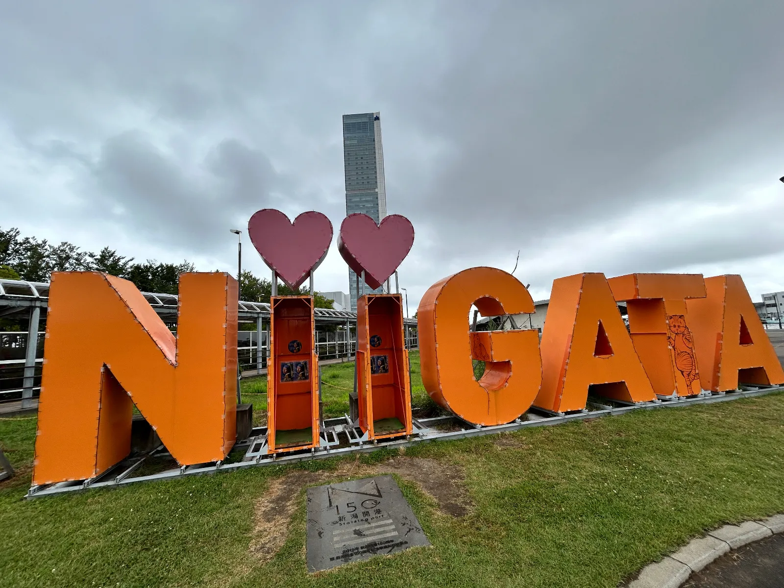 NIIGATA モニュメントで写真撮ろうと思ったら
見たことがる猫の絵。

what's Michaelだそうで。

知ってる！！ホワッツマイケル知ってる！見てた！
どんなストーリーか記憶にないけど見てた！

今の今まで、思い出すことなかったけど、この猫見て思い出した。
