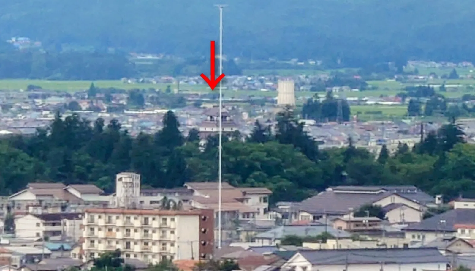 拡大するとこんな感じです。白い細いポールを探すと見つかります。