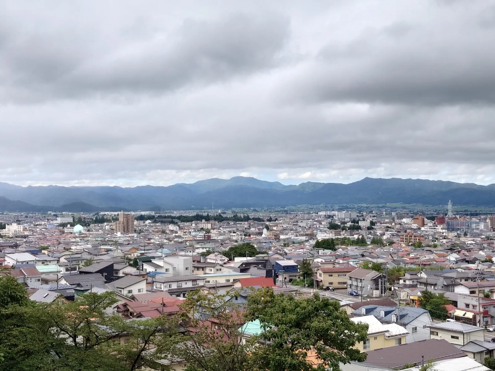 肉眼だとこんな感じの眺めです。
市内を知ってる人じゃないと鶴ヶ城は判りません。