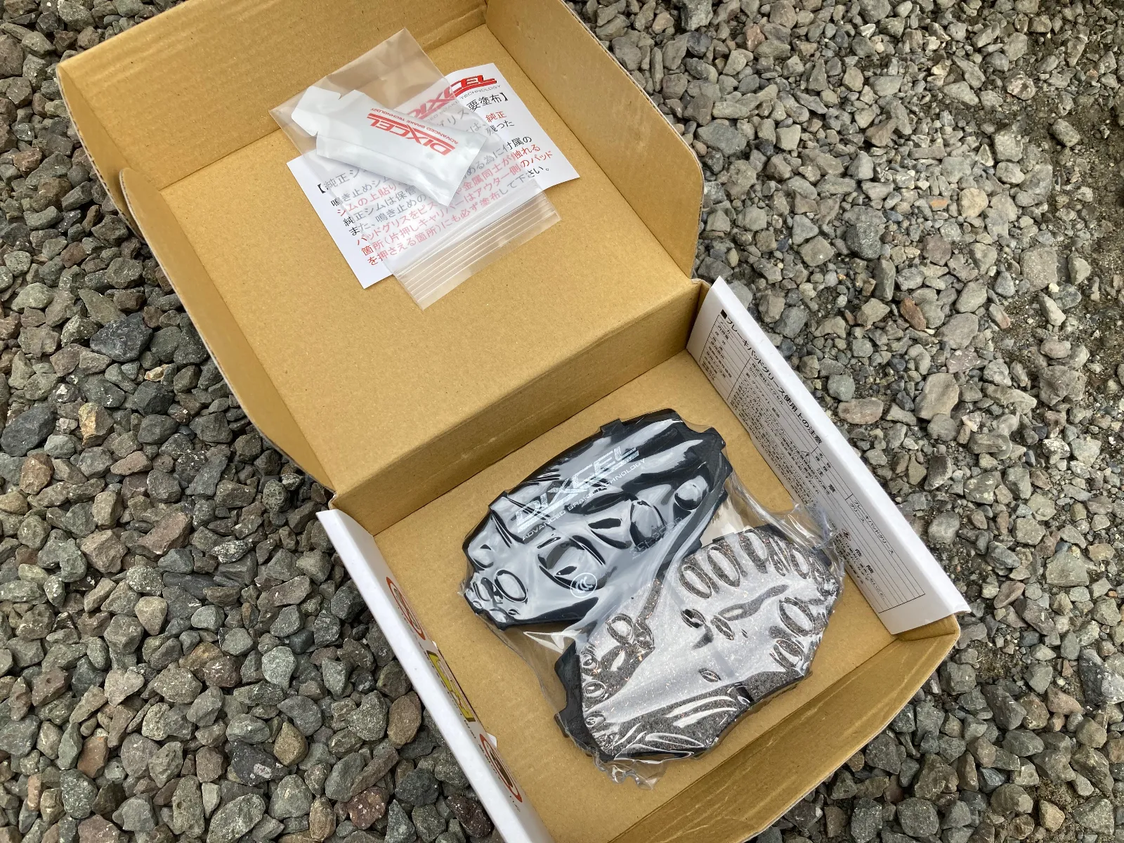 先日にネット調達したデクセルのブレーキパッドに交換します。まずは、比較的楽なフロント側から手を付けます。ブレーキ残量は3mm程度。ディラー点検でも、そろそろ注意の対象とはなっています。後、最低でも一年半くらいは乗り続けるつもりなので、ここが替え時と判断しました。