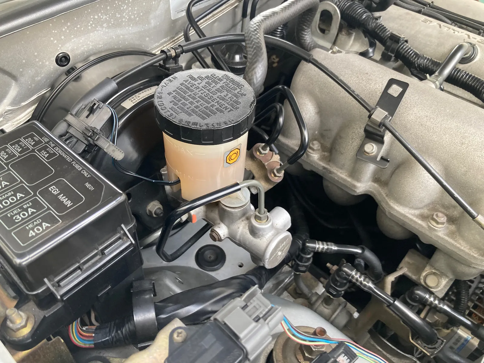 ブレーキピストンを広げる為、ブレーキフールドが戻ってくるので、戻り具合を確認しながら、オイル差しをスポイト代わりに使って吸い取って回収します。全てのブレーキパッド交換が完了した後で、ブレーキペダルを踏んでピストンの出を戻せたら、フールド量を調整するためにそのまま残しておきます。