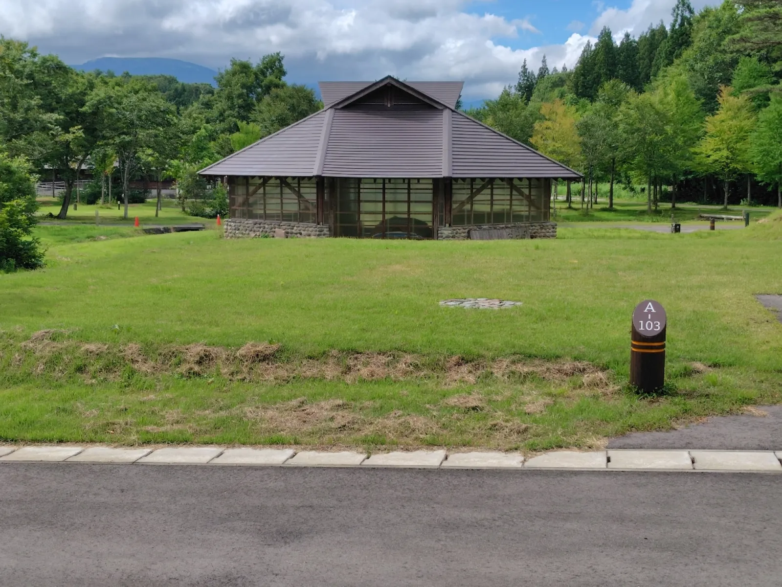 電源サイトを含め一区画が平坦で広く使いやすかったです。
本館の温泉を利用することも出来るので良かったです。
台風も反れてくれて、涼しくなっていたので夜は過ごしやすかったです。
夜は、満天の星空が綺麗でした😊
（写真が拡大できると、等級の低い星もみえるんですが）