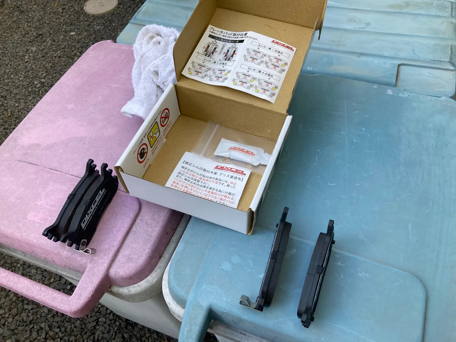 リヤのブレーキパッドはフロント側に比べてやや小さいサイズ。負荷がフロントより小さいからですが、こちらには、すり減り限界を知らせてくれる音出しセンサー金具がついているので、取り付け位置に指定があります。また、サイドブレーキのワイヤーが付いているので、これも外して作業するため少々面倒。それなりに頑張り、なんとかなりました。