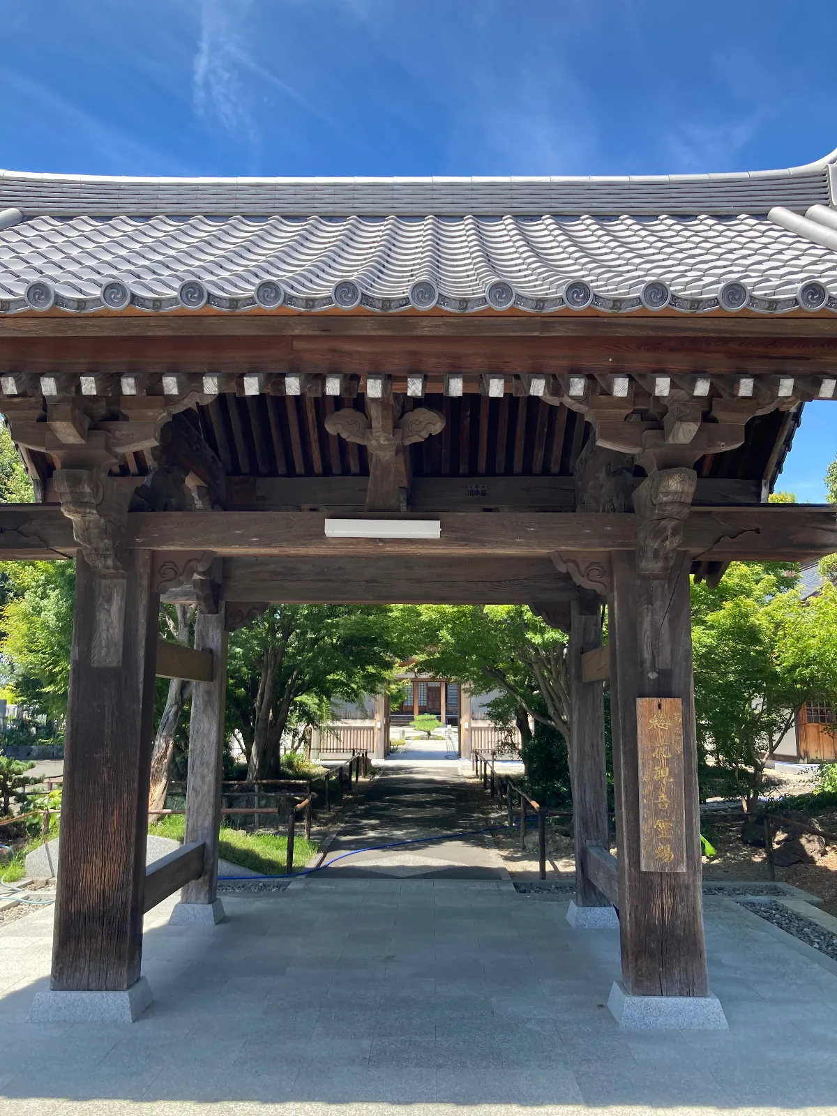このお寺の参門からの風景も生きています。
結構好きです。