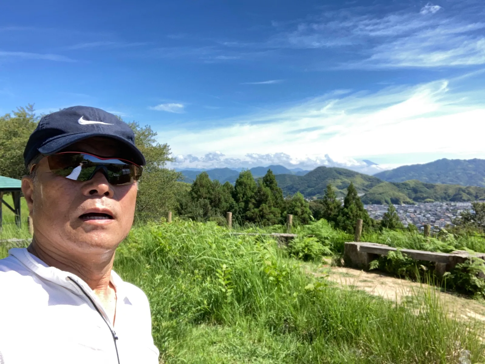 小山の上に到着。坂道ルートでなく、階段ルートにして歩きを楽しみます。
木陰を通り抜ける風が気持ちいいんです。