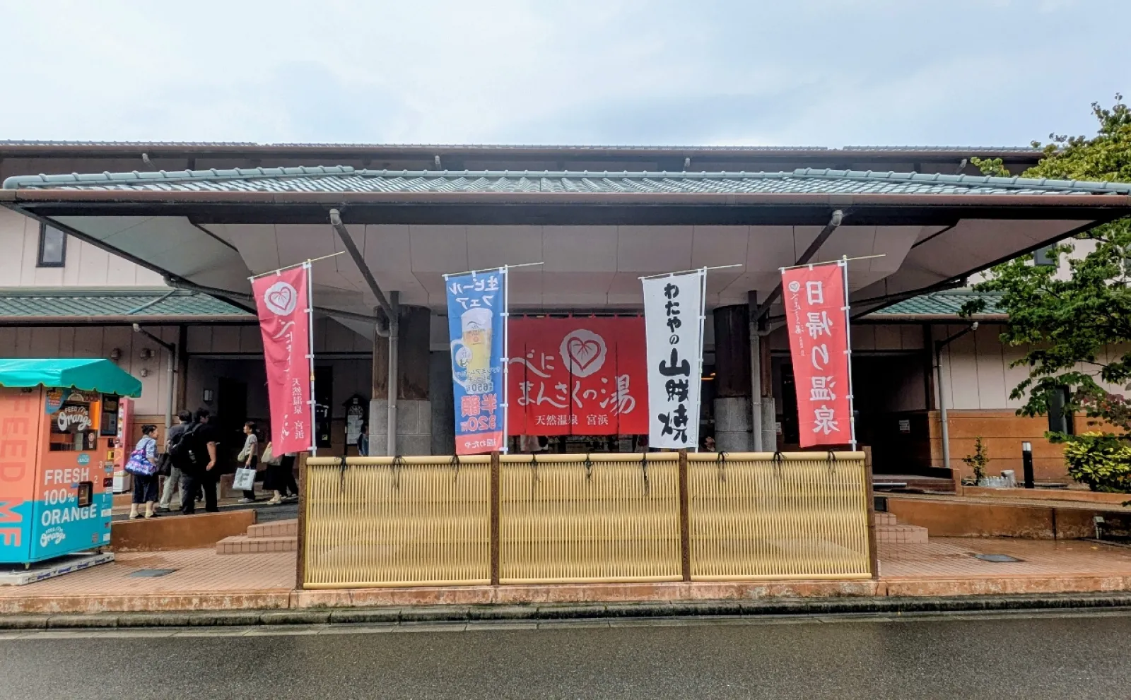 夏場は温度を低めにしてたので、ゆっくり温泉に浸かることが出来ました。食事も取れるみたいです。
宮島街道からの出入りがなかなか流れが切れなくて苦労しました