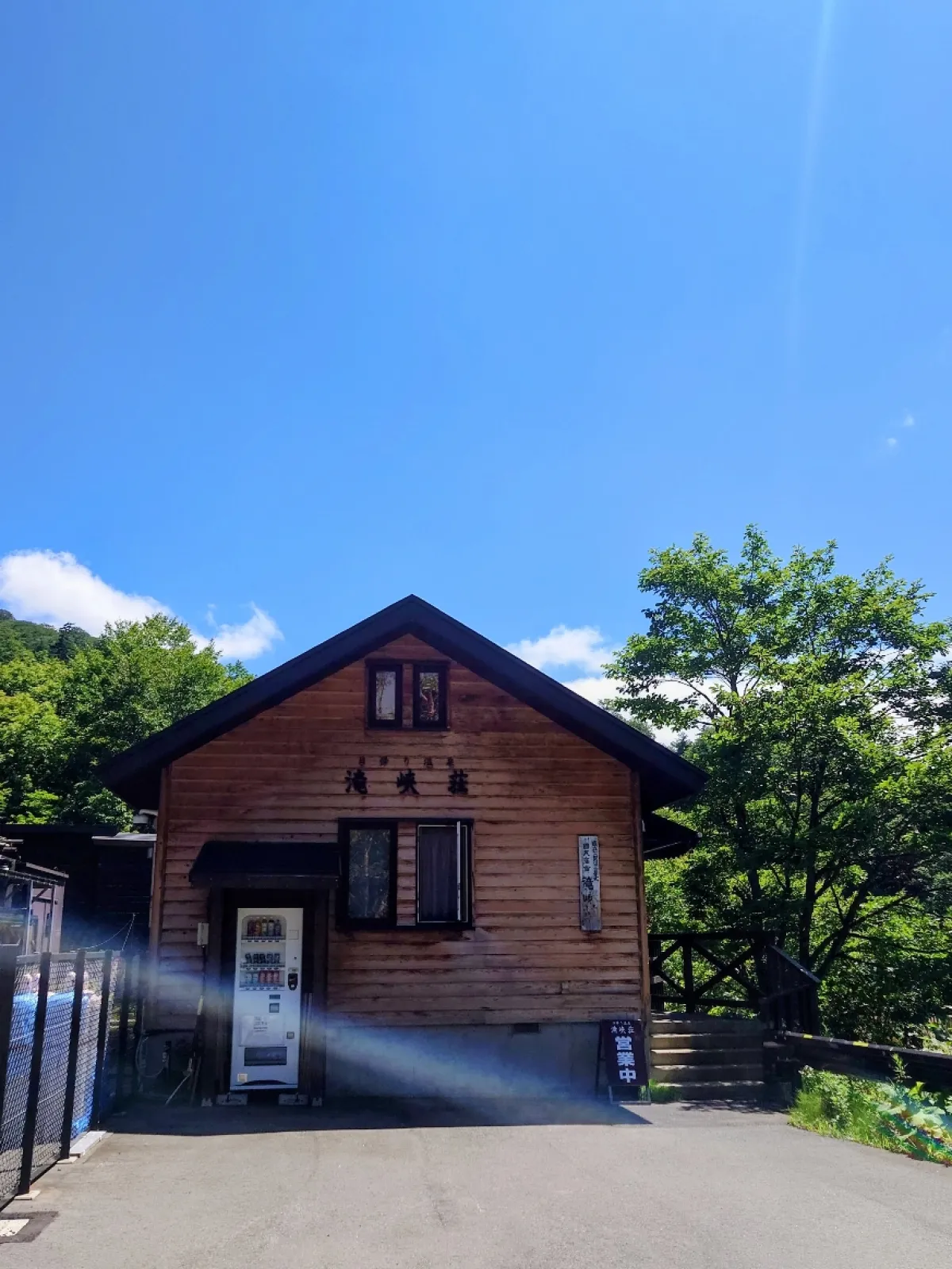 ここの温泉は山奥にあるので冬季は閉鎖されて一般人は来る事が出来ません。
夏〜秋にしか来れない温泉です。