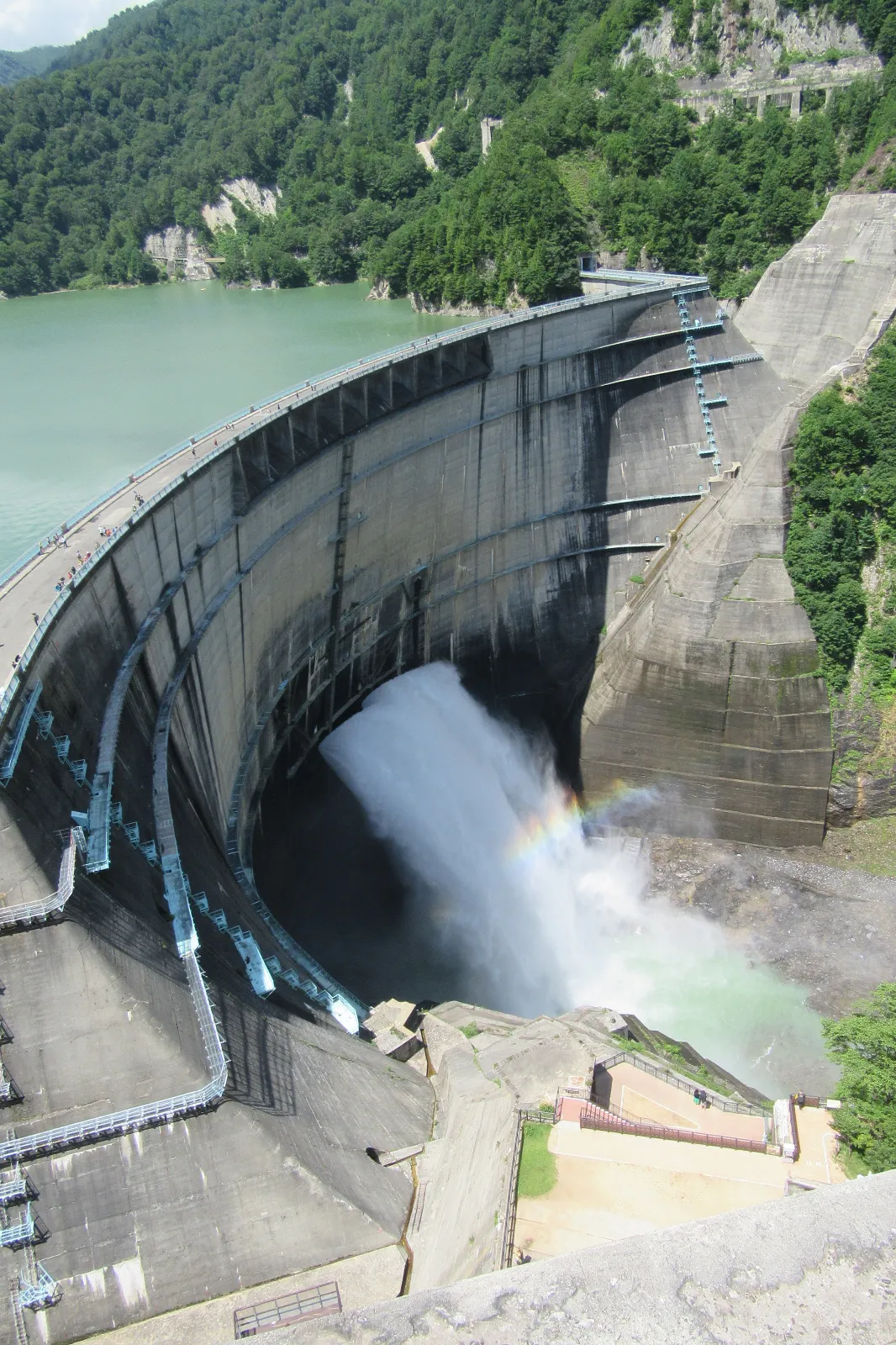 黒部ダムの放水