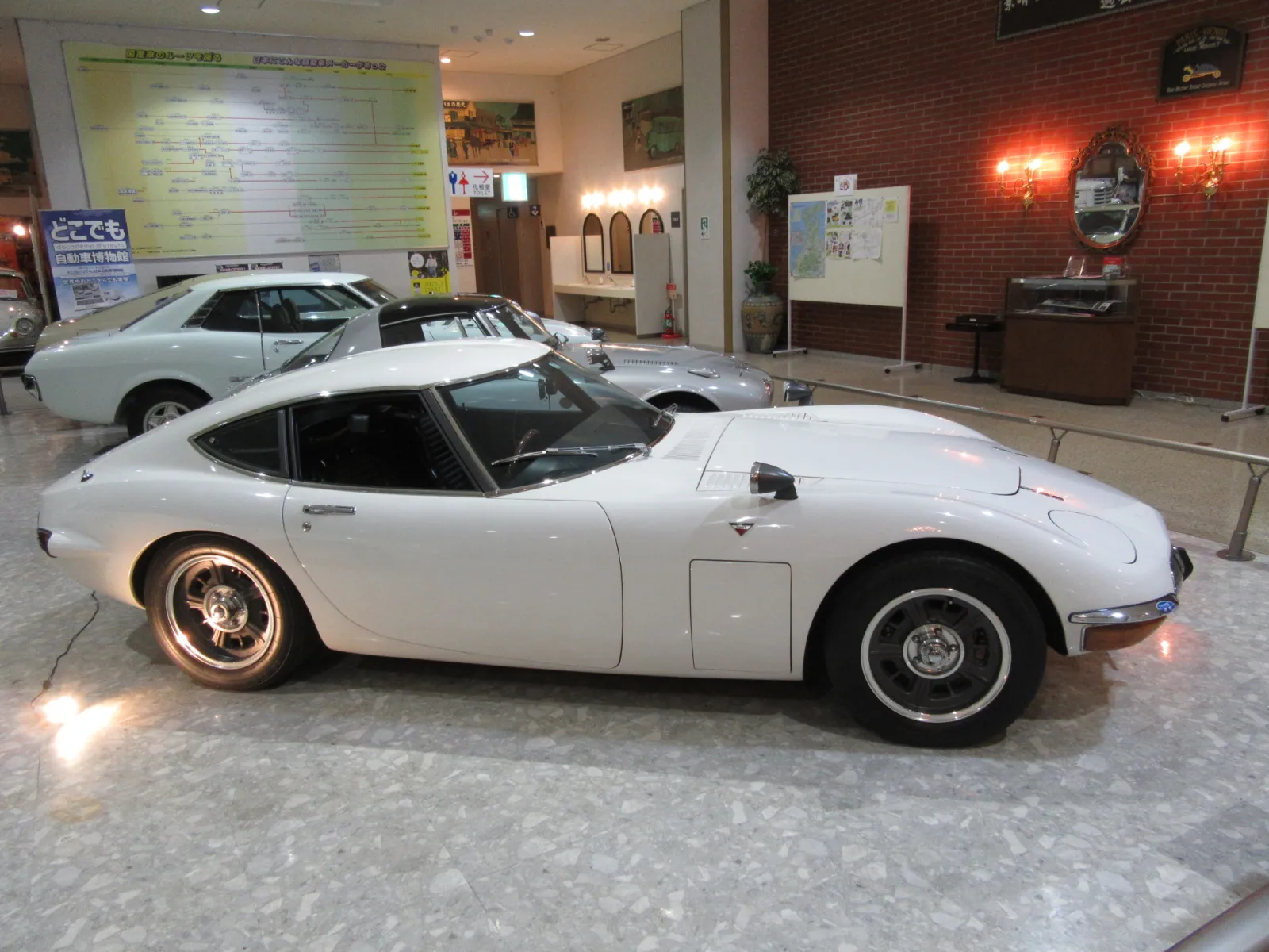 トヨタ２０００GTに見とれてました