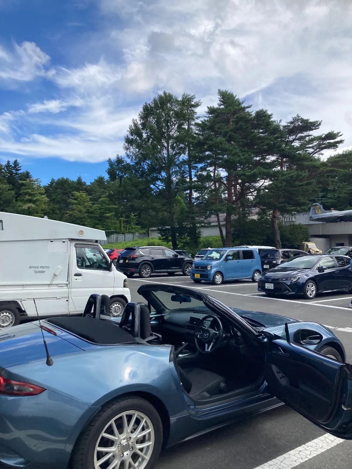 河口湖自動車博物館に到着！
朝霧高原を過ぎたあたりからくもりになり、
気温も29℃に下がったのでオープンしました。
屋根なしは最高！！　木々を抜ける風が最高！