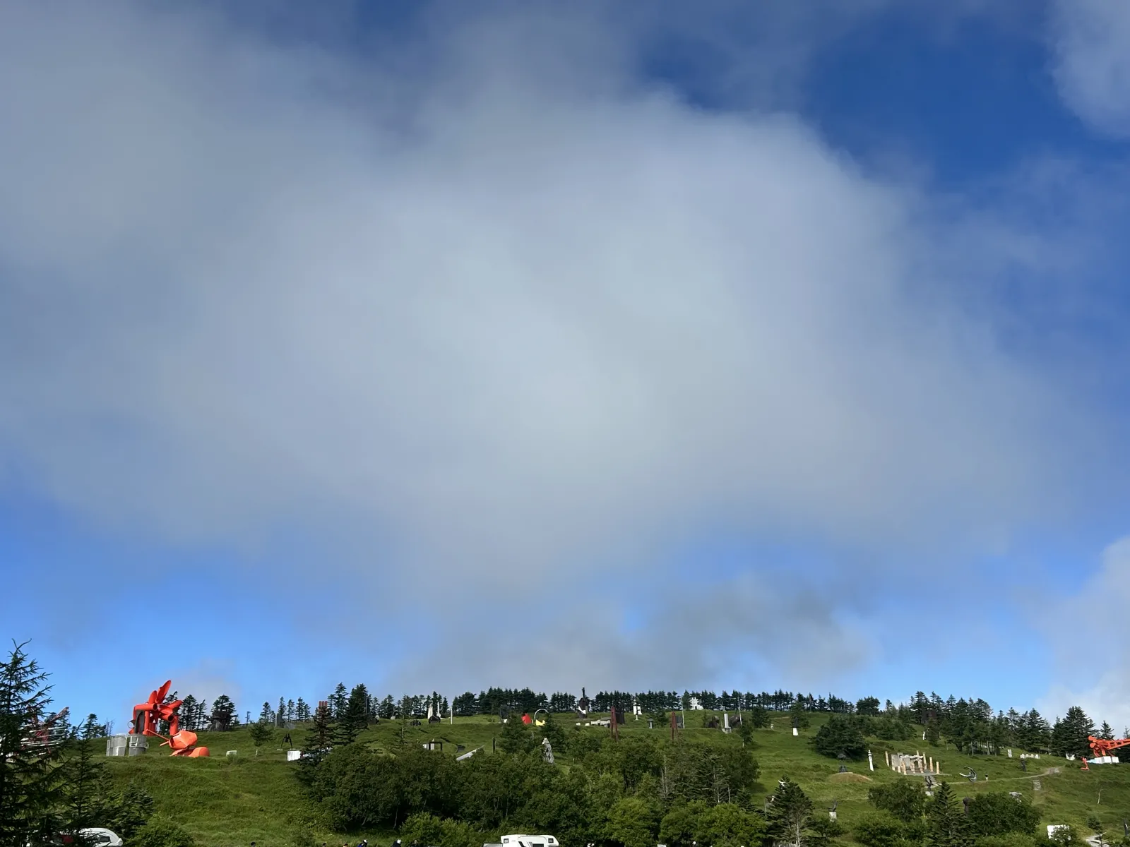 雲海が見たくて、えんやこらと標高2000mも上がってきたものの
前日の天気があまり好条件ではなかったようで
朝の4時前までは霧が景色を覆っていた。

外に見にいってみたものの、やはり雲なのか霧なのか区別がつかないほど。
日の出は見られそうもない。
ならば少し仮眠をとろうと眠ったところ、太陽の陽ざしを感じて目を覚ます。

とっくに太陽は上っていたけれど、青空じゃない？！
美ヶ原高原美術館の作品も見えた