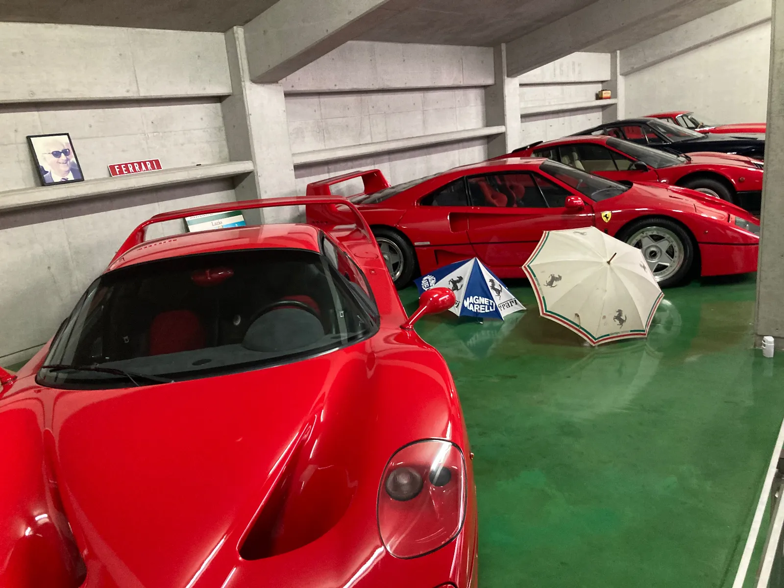 フェラーリのコーナー。Ｆ40、Ｆ50もありますが、一台だけで1億円くらいはするみたいです。ネットのAIの回答でした。それ以上は調べなかったですけど。