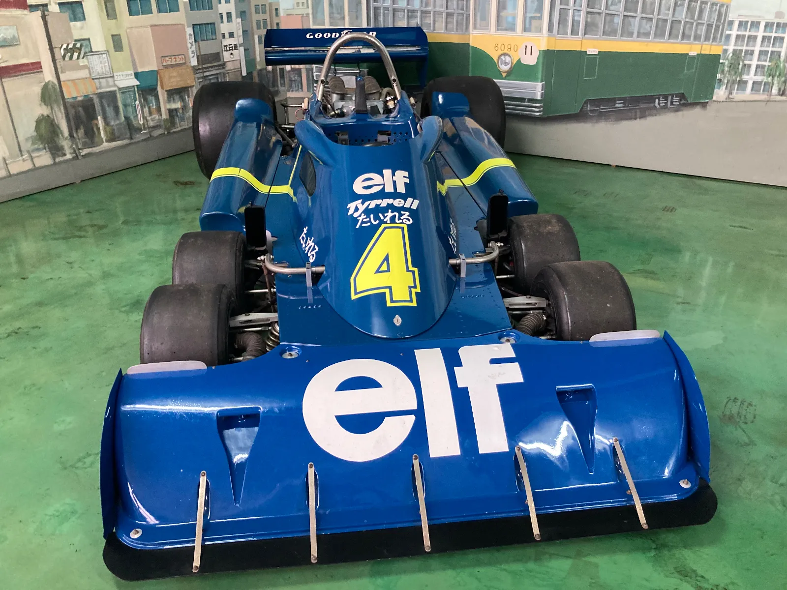 1950年以後のコーナー

Ｆ1のタイレル6輪車。たしか、性能が良すぎて規制されたため、出場できなくなったと思います。確かだけど。