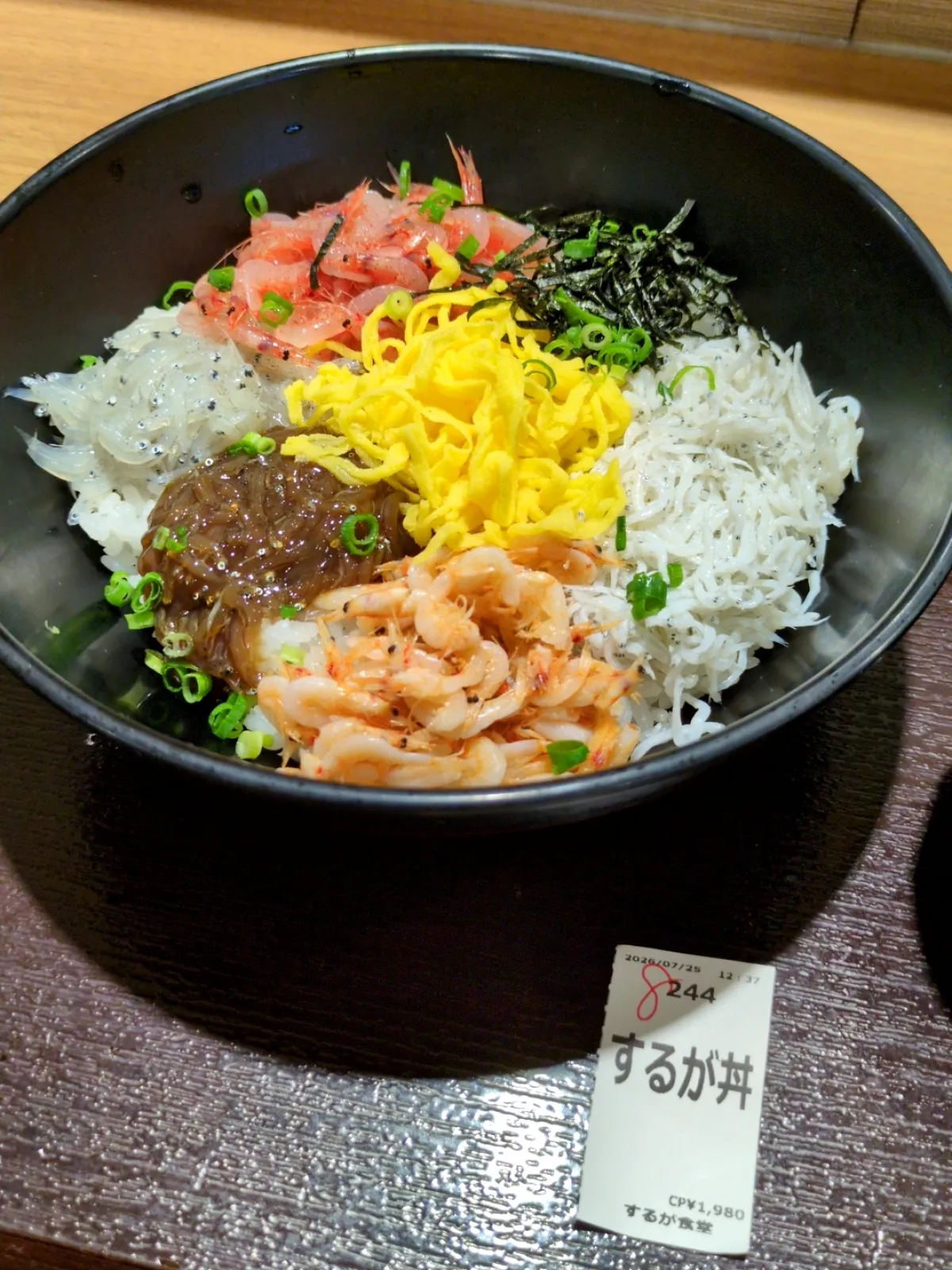 駿河湾沼津SAにてお昼！！
桜海老としらすの丼ぶりです。
どの具材も美味しく直ぐにペロリでした。
生桜海老、釜揚げ桜海老🦐
生しらす、釜揚げしらす、沖漬けしらす🐟️