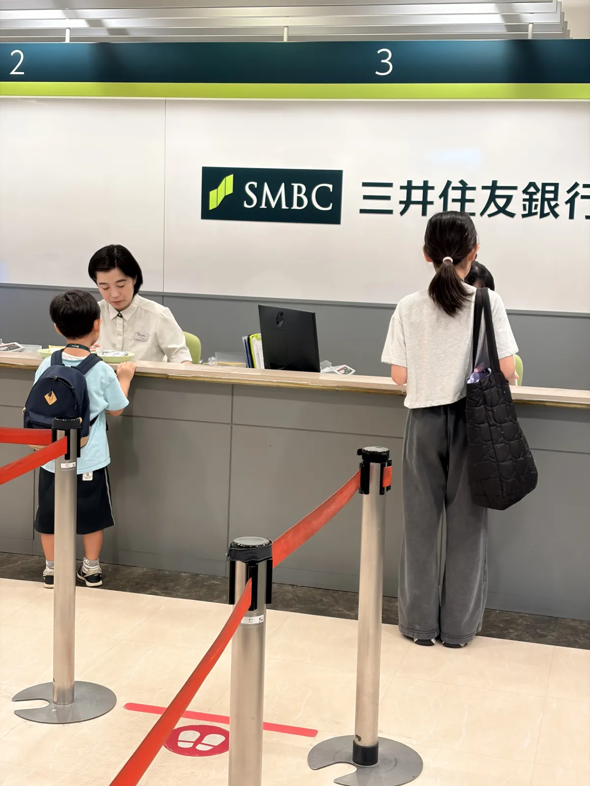 小5娘と4歳息子の2人だけで銀行へ

口座を作ってキャッシュカードを受け取るという任務✨ワクワクドキドキ💓不思議な絵面です🤣