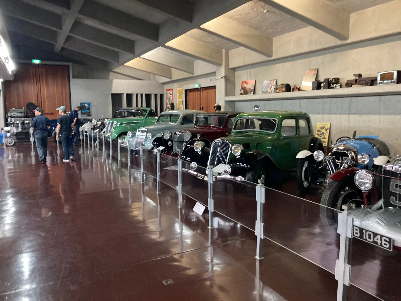 1886から1950までのクラッシックカーの展示
