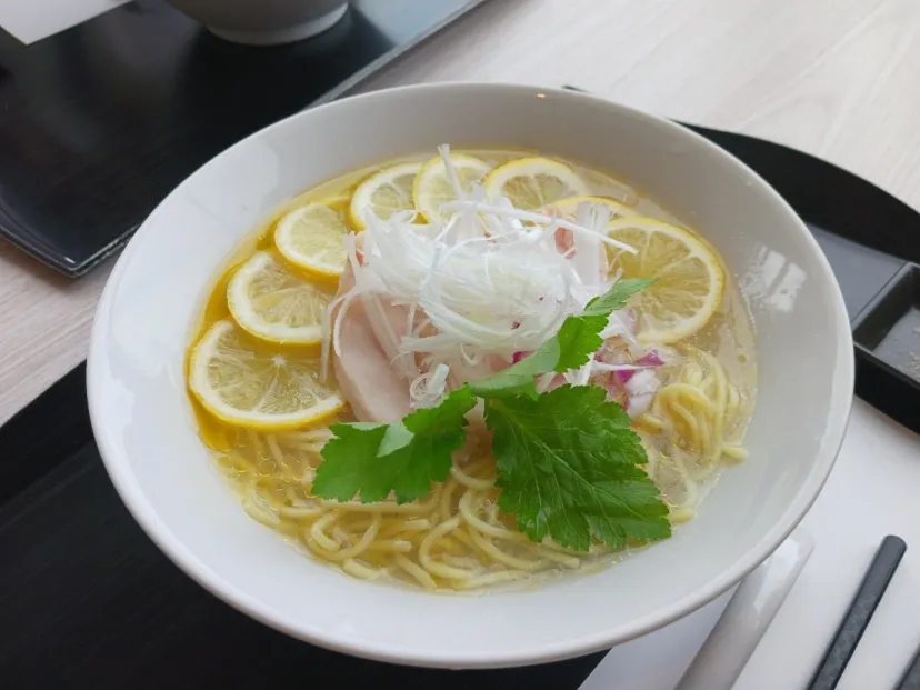冷冷製塩レモンラーメン