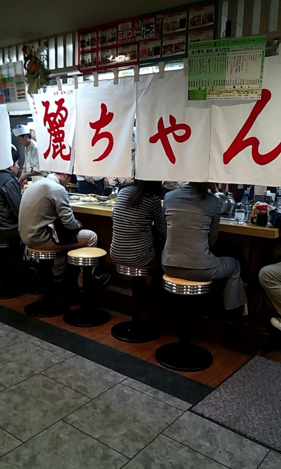 駅ナカで便利です。
18きっぷの乗り換え待ちで利用しました。
以前はソロだと早く通してもらえましたが、今はどうなんだろう。