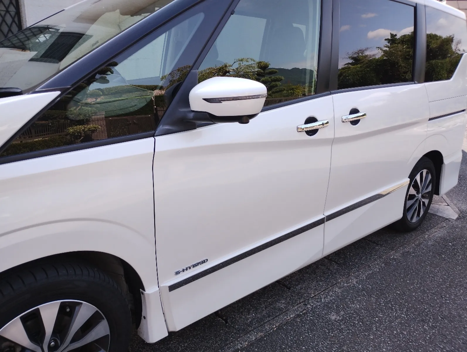 この前、スーパーマーケット🛒駐車場でドアパッチンされたのでドアモールを取り付けました。
材質にアルミと樹脂があるのですが、樹脂は耐久性に乏しいのでアルミにしました。
両面テープで貼り付けただけで、ちょっと高級感もでてボディーも守られ良かったです。