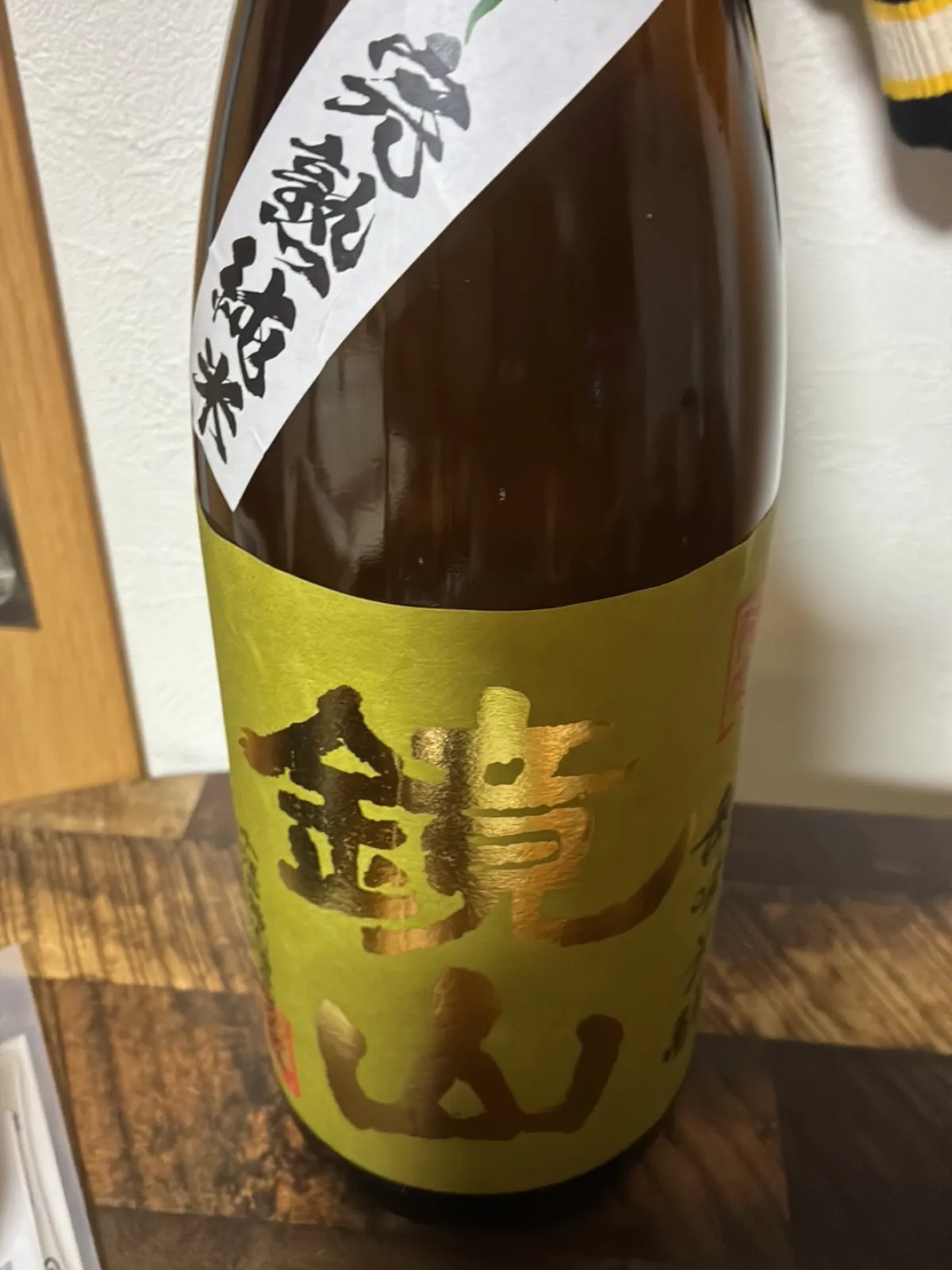 埼玉県所沢では結構有名な酒屋さんです。私も昔、このお店を利用していたんですが、もう25年くらい前になりますかね。当時はバーを経営していたので、よく焼酎を買いに来ていました。

ちょうど2000年から2002年頃だったと思いますが、焼酎ブームが始まった時代で、特に芋焼酎が一気に注目されるようになりました。私がバーテンダーとして教わっていた頃は、焼酎って今ほど評価されていなかったんですよね。それがブームになると、それまで比較的安かった焼酎がどんどん値上がりして、プレミアムが付くようになりました。

魔王や森伊蔵なんかも、この頃に一気に名前が知られるようになったんじゃないでしょうか。そんな時代を思い出しながら、今回は何十年ぶりかにこちらのお店へ寄ってみました。

こちらは四代続いている酒屋さんだそうで、間違っていたら申し訳ないんですが、かなり長く地域で営業されているお店なんですね。現在お店に立たれている方は息子さんでしょうか。何代目にあたるのかまでは分かりませんが、お店はリニューアルされていて、すっかり綺麗になっていました。

駐車場も広くなっていて、昔とはかなり雰囲気が変わりましたね。北野の交差点は意外と交通量が多いので、昔は駐車するのも結構大変だったんですよ。こういうところにも時代の流れを感じました。

私自身、最近はすっかりお酒の知識も枯渇してしまったので（笑）、今回はちょっと欲しい日本酒があって、プレゼントというか、お届け物用に購入するために寄りました。

説明も丁寧で、さすがにお酒の知識が豊富です。こちらの質問にもきちんと答えてくれるので、安心して購入できました。

最近はお酒もかなり値段が上がっているそうで、そこはまあ、時代的に仕方がないのかなという感じですね。

日本酒、焼酎を中心に、お酒の種類はかなり豊富です。所沢で日本酒や焼酎を探している方は、一度覗いてみてもいいと思います。

ただ、いわゆるプレミアムが付くような超レアなお酒を目当てに行くというよりは、品揃えやお店の方の知識を頼りに、自分に合ったお酒を選ぶお店という感じですね。