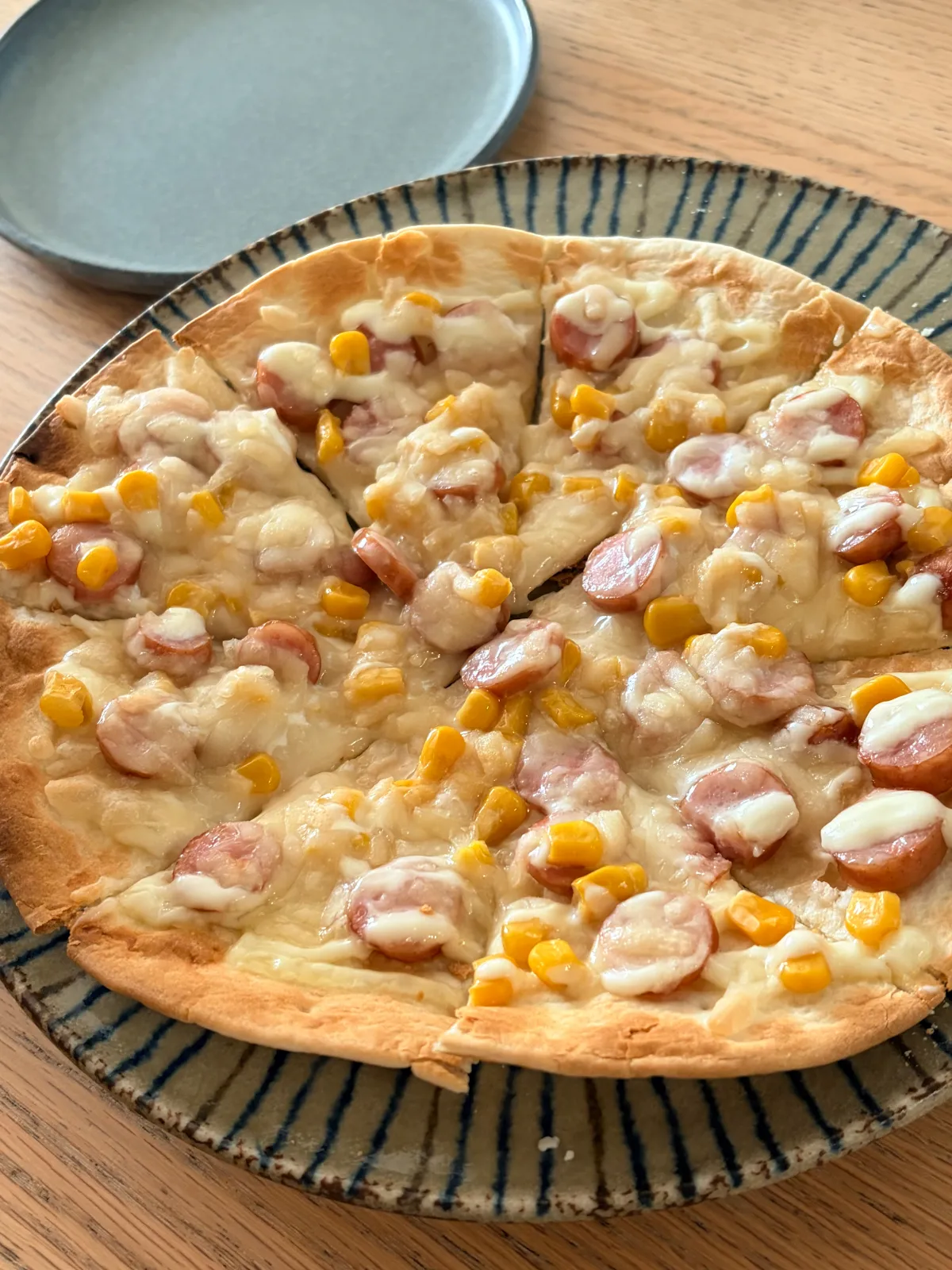 アレっ子の息子でも食べられるピザを作りました✨
ピザ生地はスーパーで売ってるので便利ですね✨

シャウエッセンは乳、卵不使用なのありがたすぎる✨豆乳シュレッドをまぶしてマヨコーンピッツァの完成👍

とろりクリーミーでピザ用チーズより美味しい⁉️