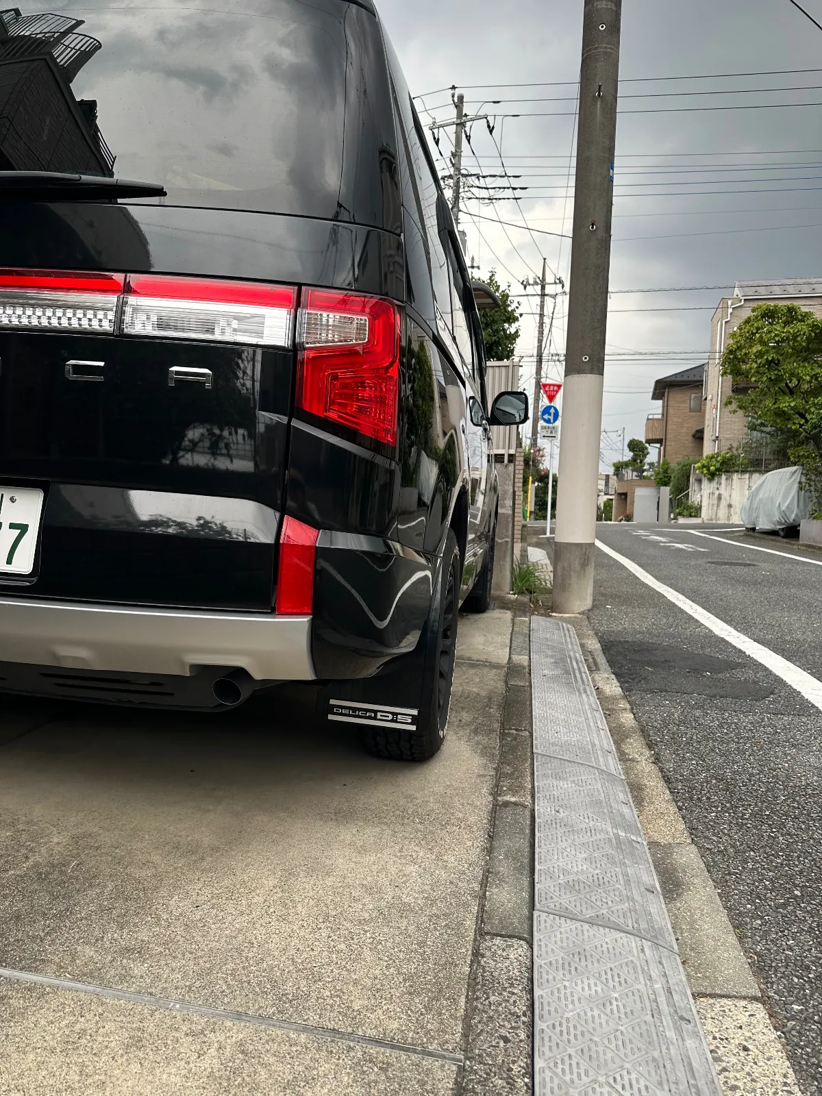 黒であまり目立たないですがリヤの腰高感がなくなり満足です。この冬のスキーでは少しは跳ね汚れが減ると良いですが☺️