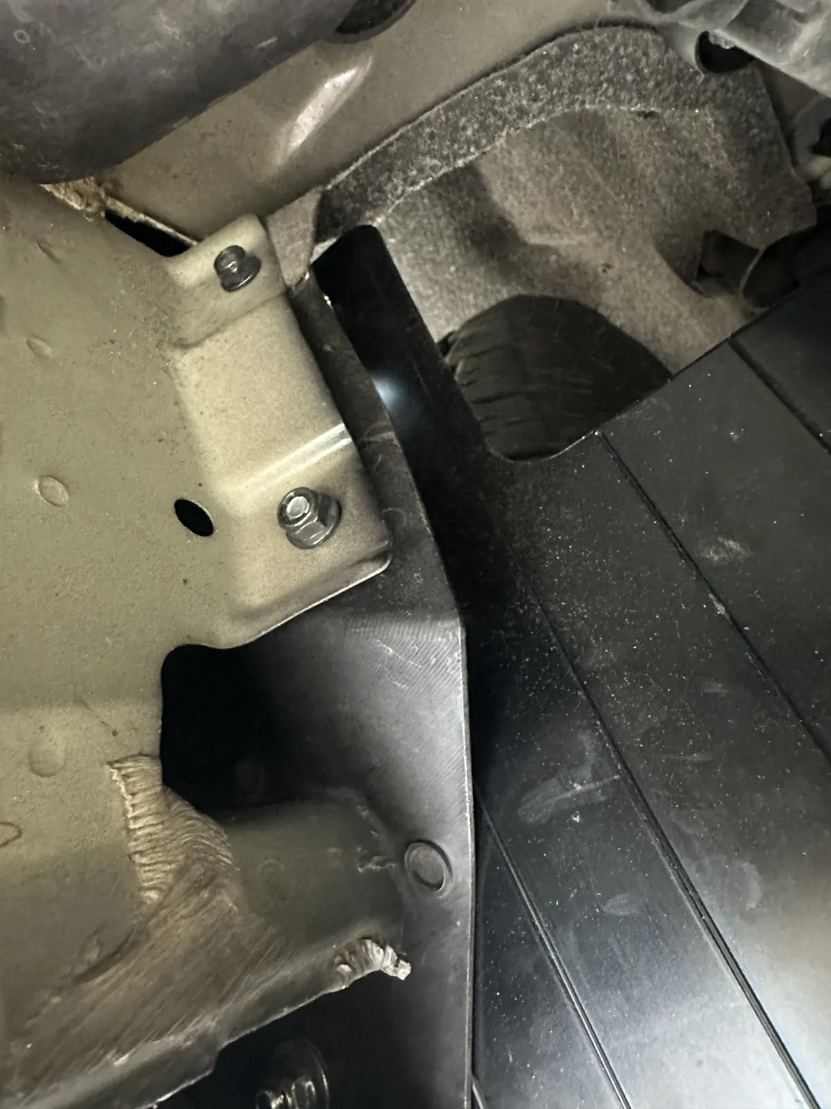 リヤは金具の固定が、裏からなので車の下に潜る必要がありますが、デリカは車高があるのでリフトなくても大丈夫です。
