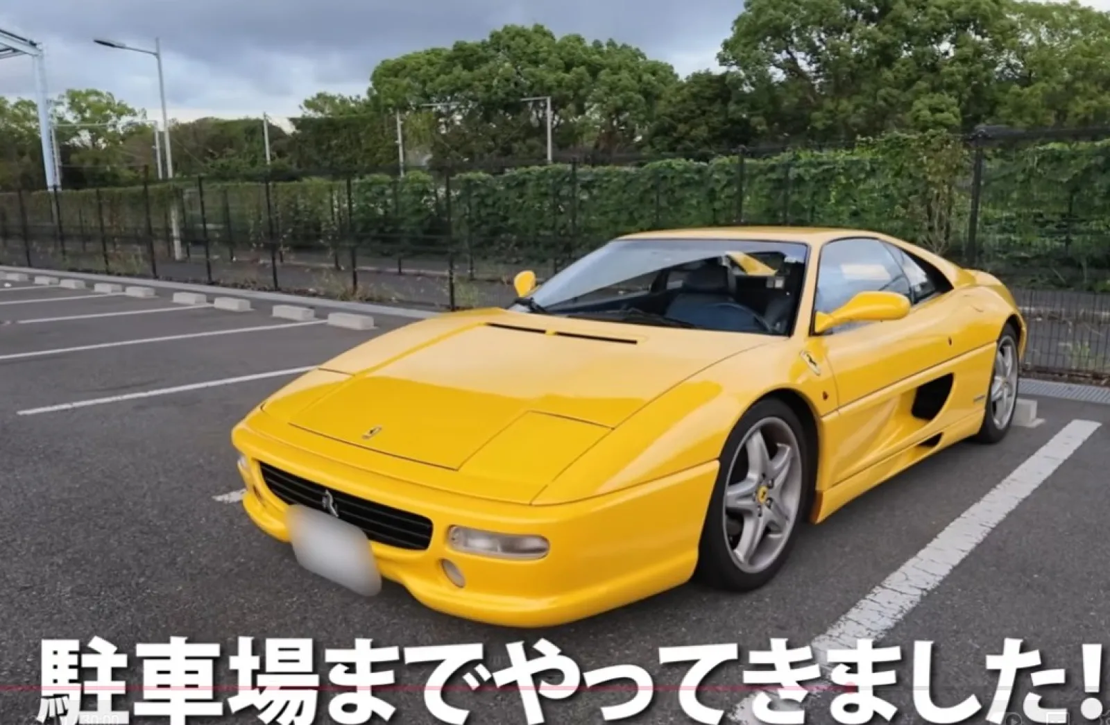 これは普通の車好きとは全然違います。

彼女がお金を使っている部分は、ズバリ「7台の維持費」だと思います。
自動車税・任意保険・駐車場・整備費・タイヤ・ガソリン代などを計算するとおそらく年間1,200万円前後の維持費がかかっていると考えます。

普通の人が5,000万円の車を購入したらそれまでです。
しかし、彼女はYouTuberです。

・車買いました動画
・納車されました動画
・ドライブしました動画
・旅行行きました動画
・洗車しました動画
などをアップするだけで広告収入が入るのです。

つまり彼女にとって車は、

趣味＋移動手段＋YouTube撮影機材＋広告素材＋事業資産

という性格を持っています。

ここが普通のスーパーカー所有者と決定的に違います。

さらに、現在は自身の洗車用品ブランド「Amur」も展開しています。

それらも動画でPR出来るし、企業とのタイアップも多くあると言います。