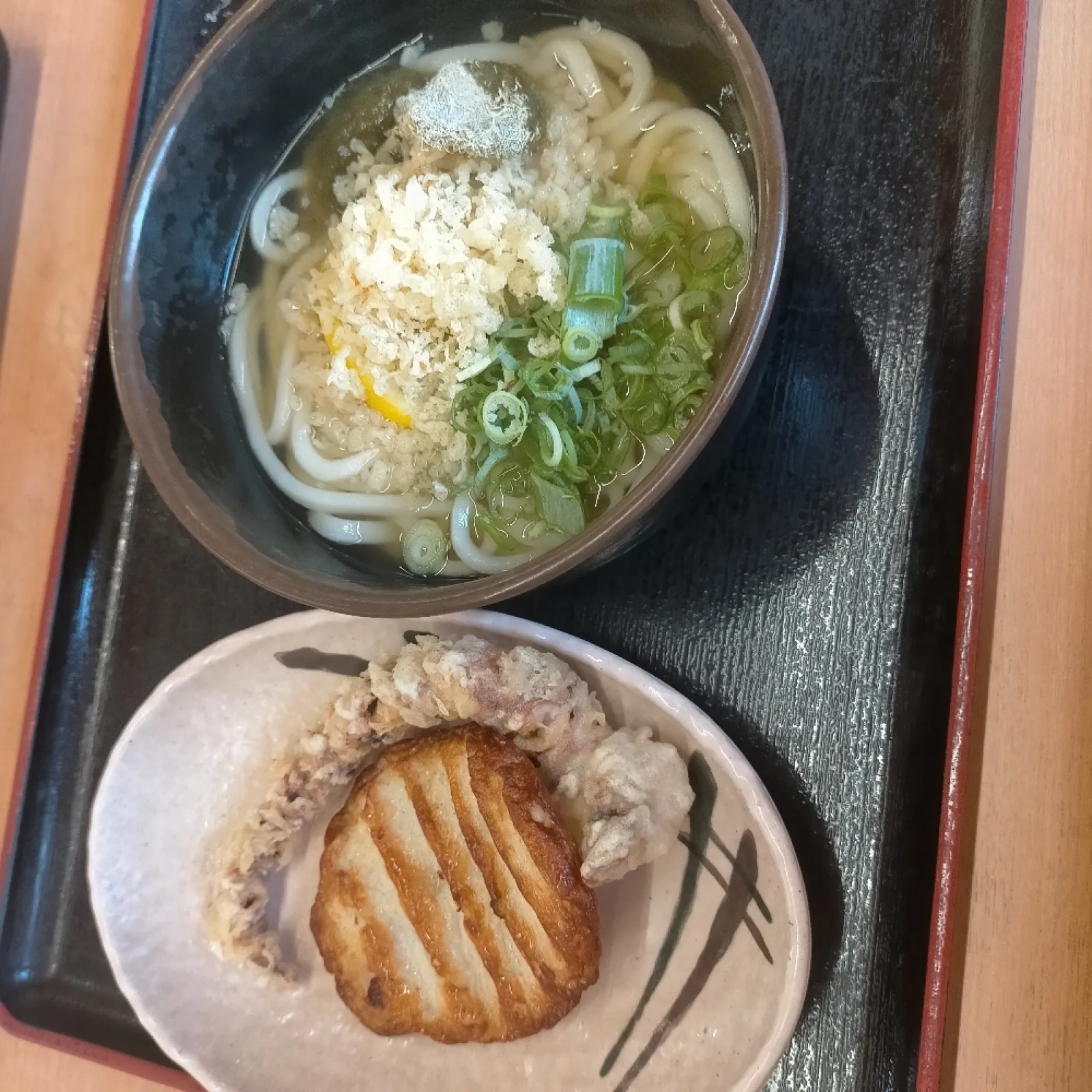 坂出のセルフうどんまるふじさん。かけ中とぶっかけ大、天ぷら2つで2人分のランチはちょうど1000円でした。