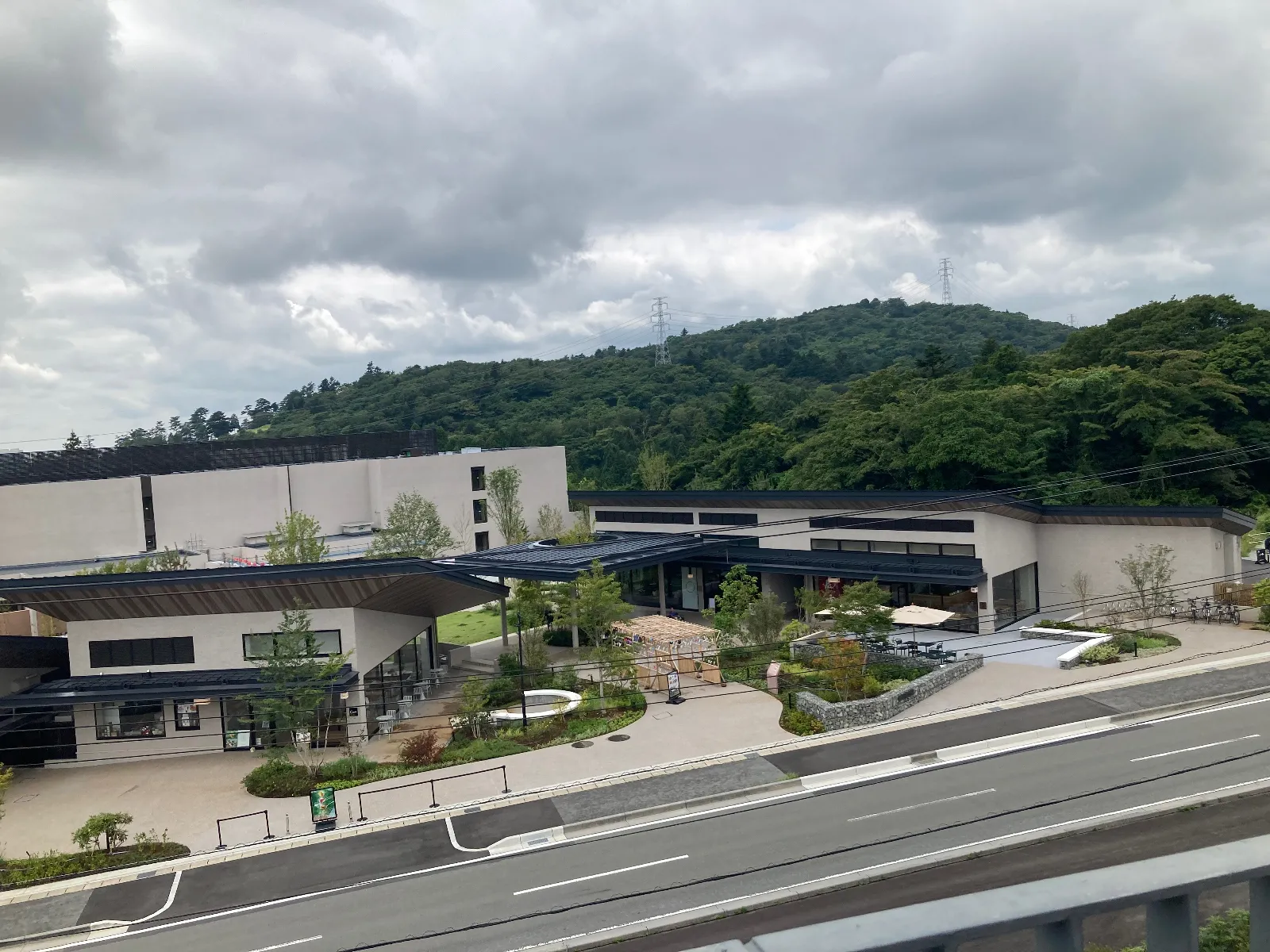 向かい側のウェルカムセンター屋上から、モータースポーツフォレストテラスの飲食店エリアを見ます。この屋上からはスピードウェイの最終コーナー部分が見渡せるので、レースがあれば雰囲気を味わうことができるようになっています。ウェルカムセンターは無料で入場できます。