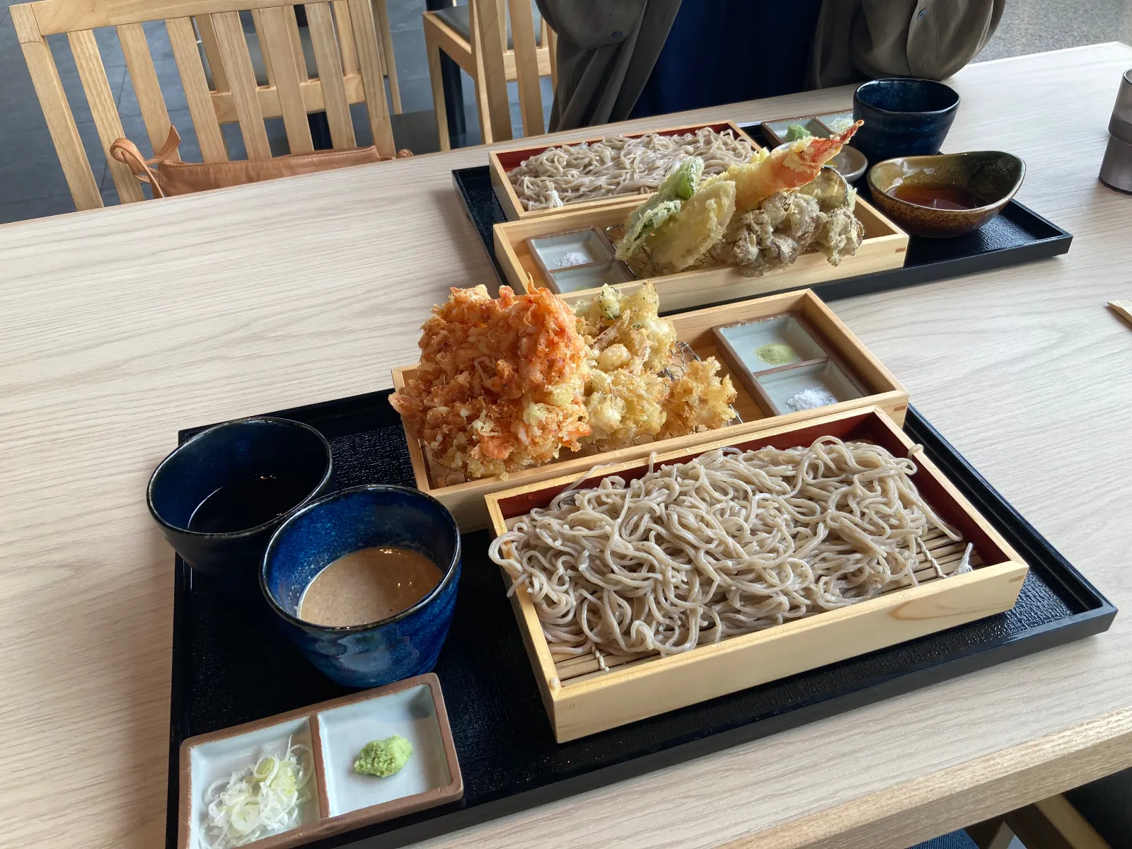 蕎麦屋さんに入って、私は、桜エビとシラスの二色の天ぷらがついた蕎麦せいろにしました。妻は天ぷらせいろです。こちらの蕎麦屋さんは、お隣りの神奈川県のお店。桜エビ、シラスは良かったです。インバウンドの方が多かったり、他県からの方が多いので、地元をアピールする食材を前面に押しているのでしょう。
桜エビ、シラス共に美味しくいただきました。