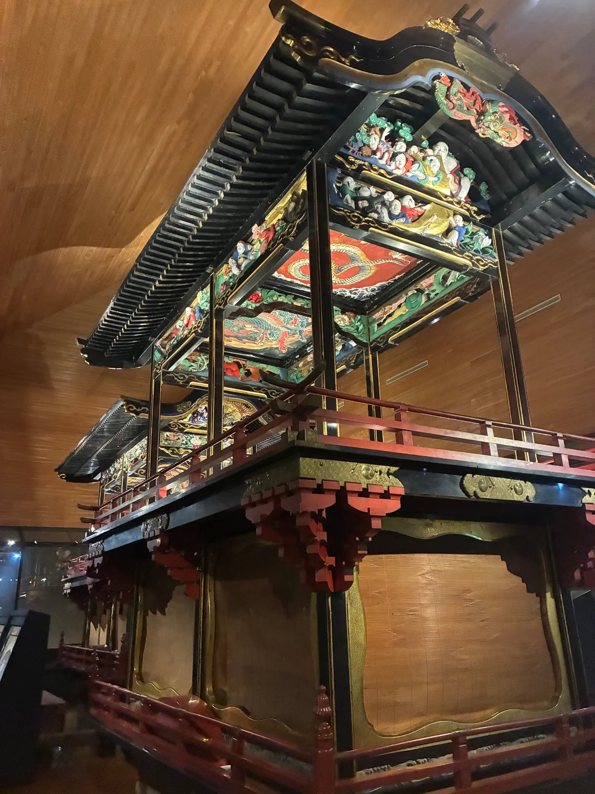 北斎が描いた屋台の天井画です。
手前は龍と鳳凰。奥は男波、女波。
美しい色彩でした。
