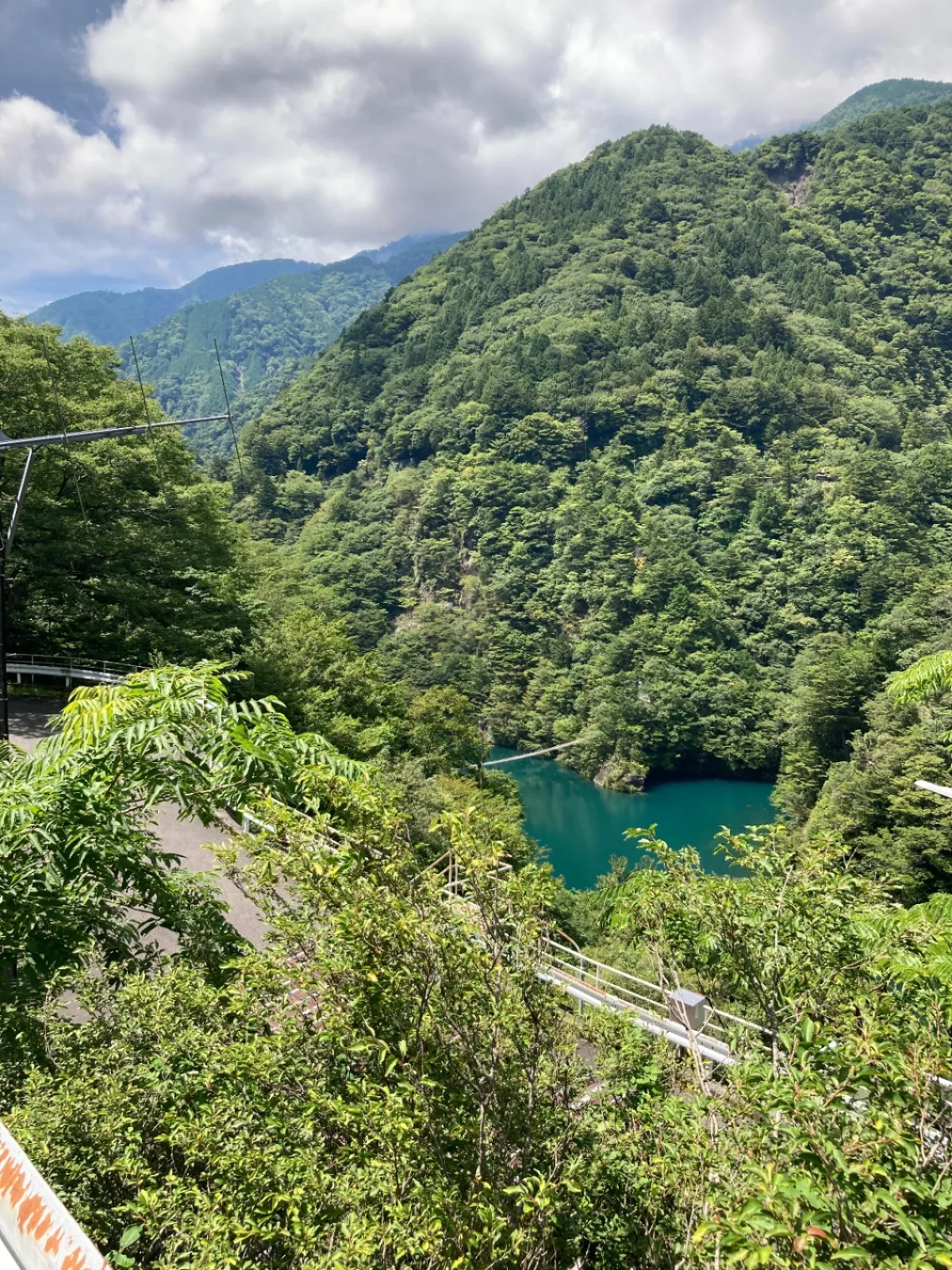 つり橋が見えて来ました。
エメラルドグリーンの水によく映えます。
山の中の中です。
