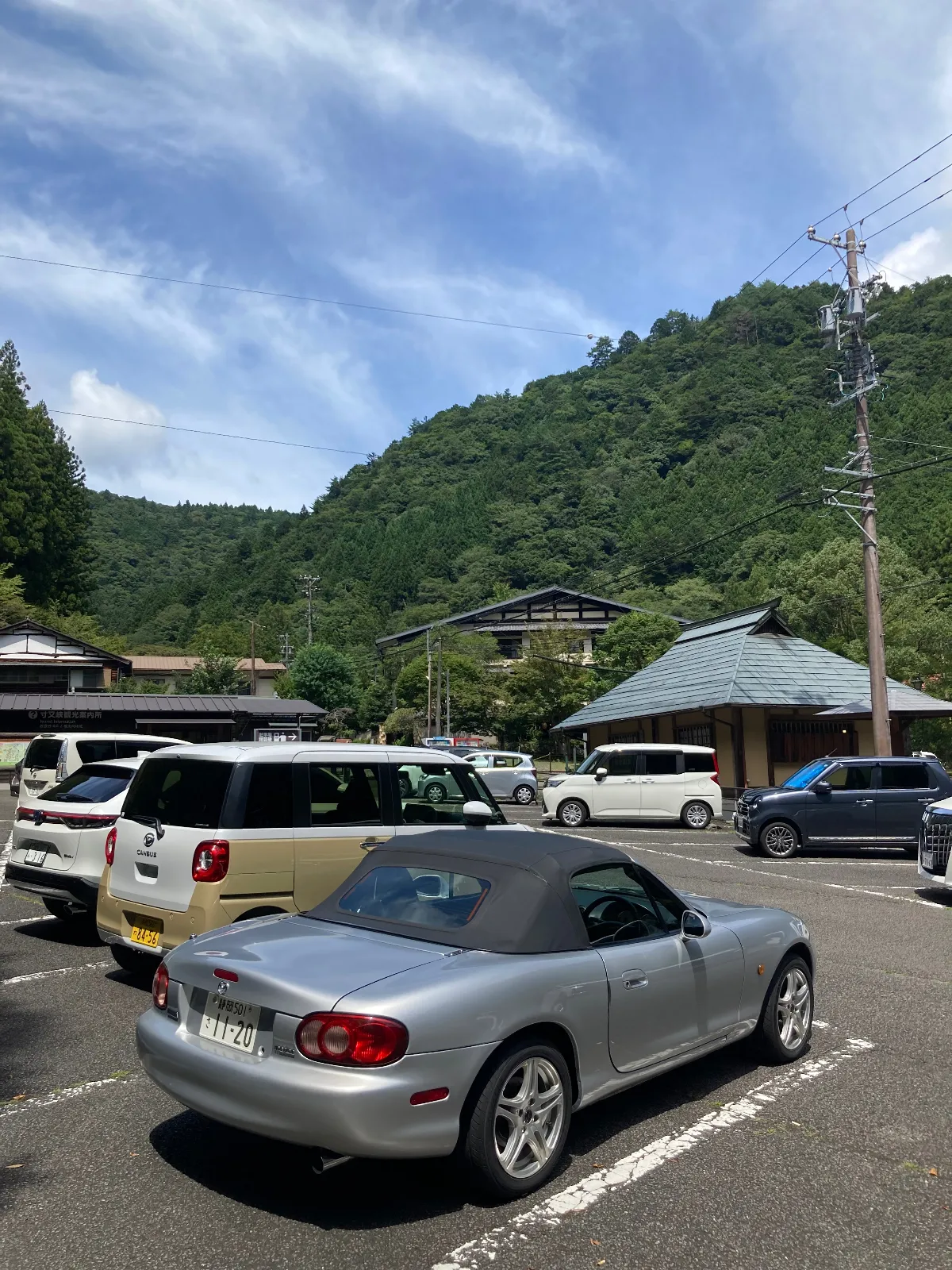 本日、雲気味の天気になり、NBで浜名湖へ行こうかと思っていましたが、山の中の中、寸又峡の「夢のつり橋」に向かって走らせて来ました。もちろんフルオープン。絶好調！！

寸又峡温泉の駐車場に入れて、あとは歩きのハイキングになります。ハイキングマップのガイドで往復１１０分。10年くらい前にも来ています。つり橋を渡った後には３０４段の急な階段があるので、体力に自信がない人は行かないようにとの案内看板があります。ご注意。