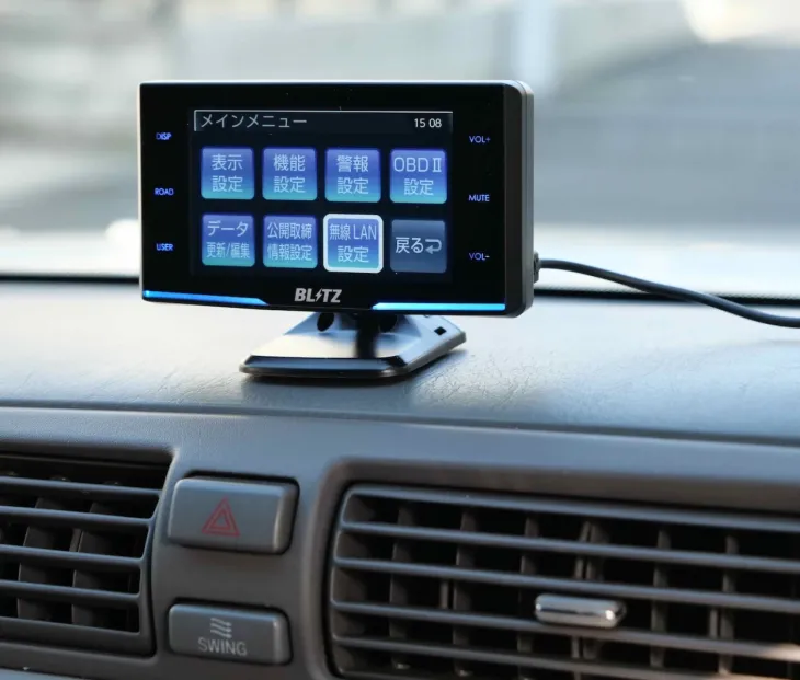 ユーザーの本音に応える市販品の本懐！新車を守るレーダー探知機＆ナビアプリの選び方