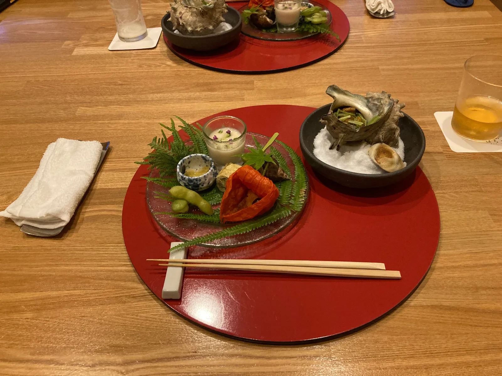 本日の前菜。加えて、別リクエストしたサザエの壺焼きをいただき、テンションが上がります。