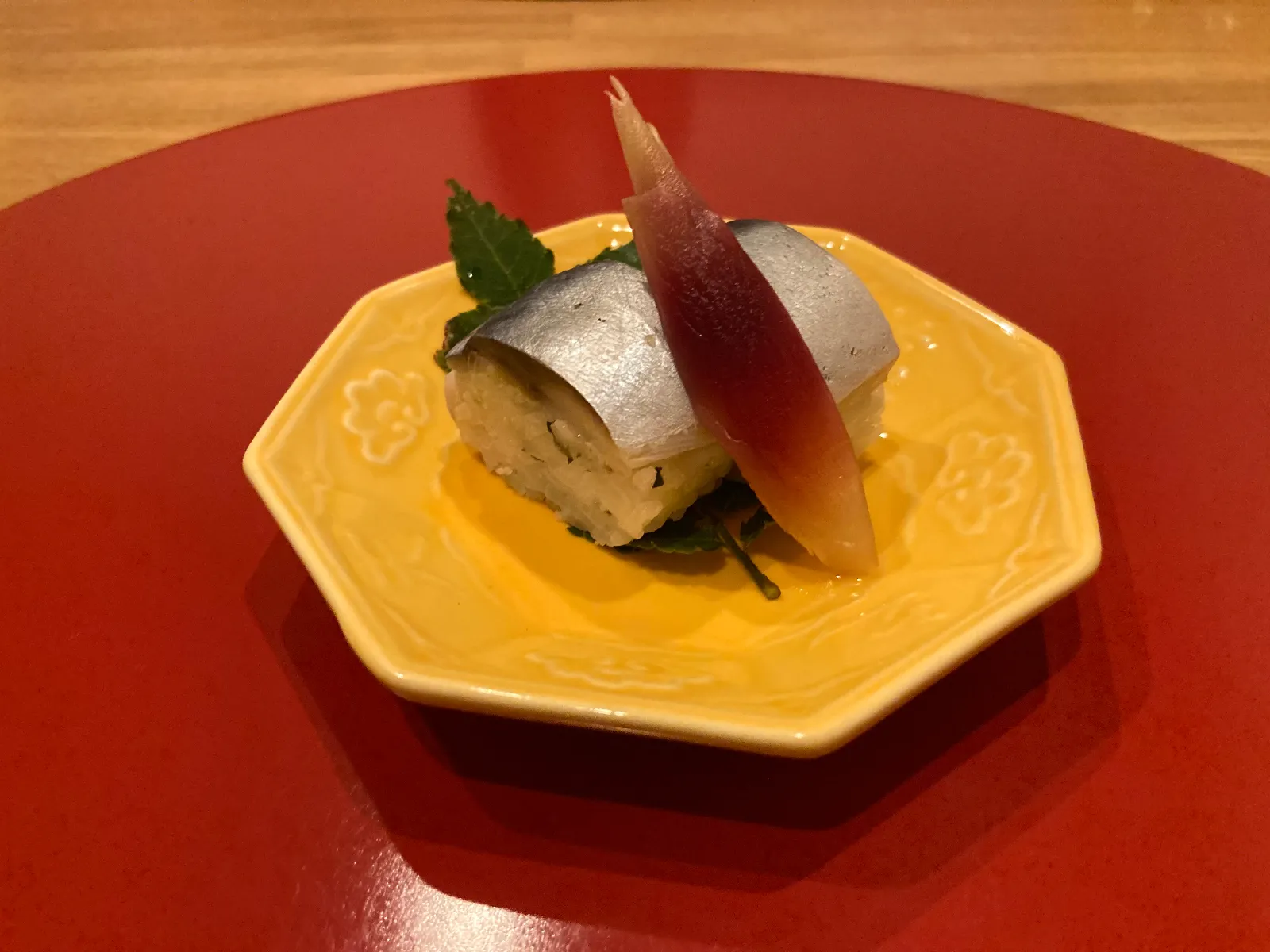 鯖寿司、ミョウガ添え。夏にミョウガが冴えます。