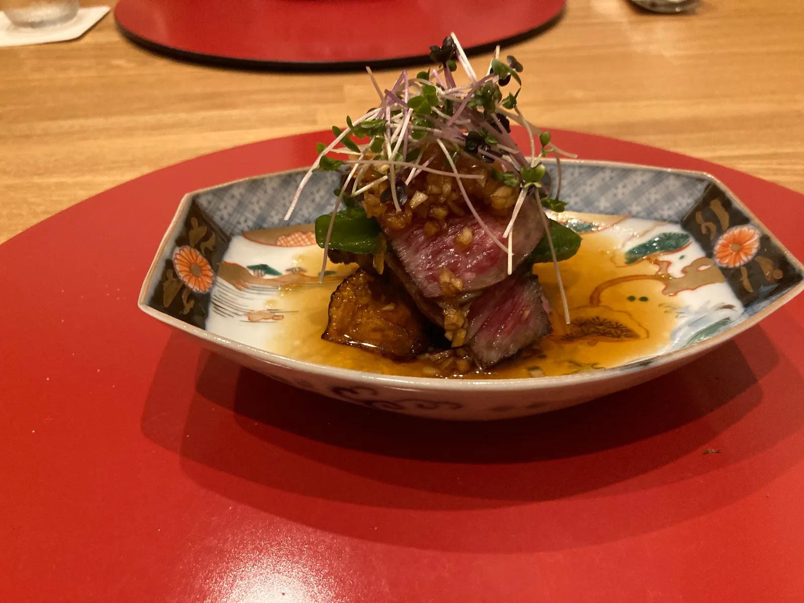 静岡県産牛肉のロースト、京ナス、うり、ポン酢は長野玉ねぎのみじん切り入り。
