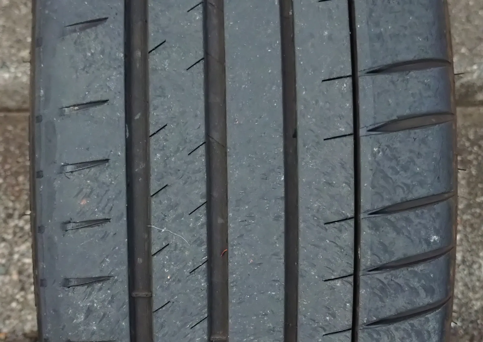 トレッドの減りは、イン側が厳しいですね～。
スリップサインも出てなく、アウト側目視で良好でも、イン側トレッドの肩が無くなっています。このままだと、いずれバーストです😓