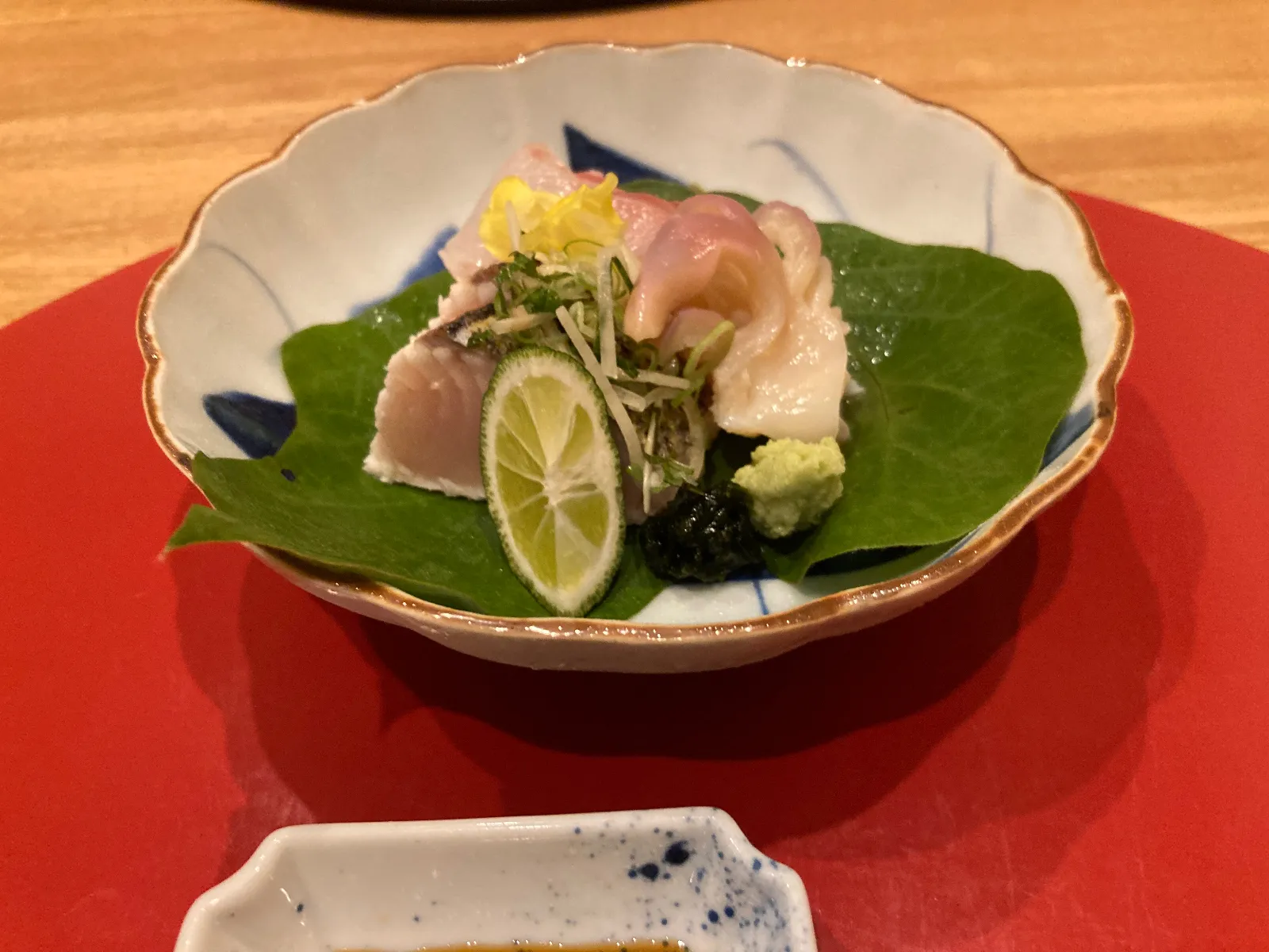 本日のお造り。タイ、クロダイの炙り、貝ひも