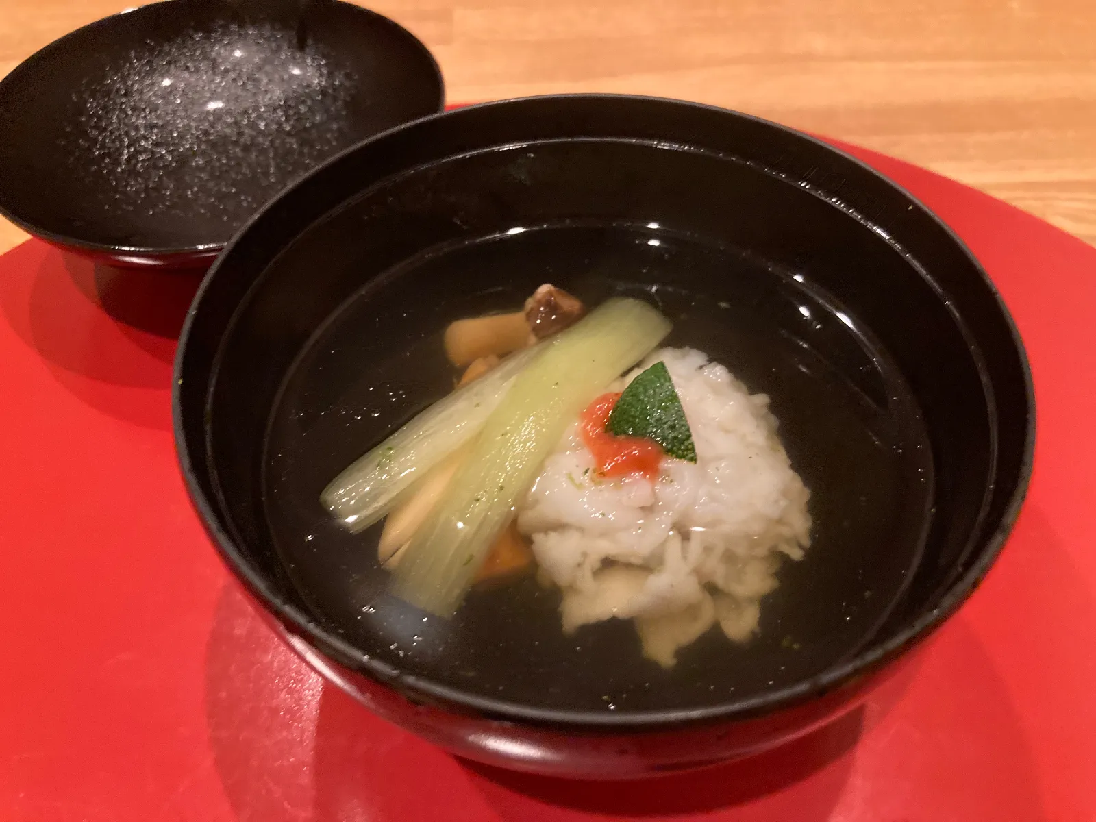 夏から秋へ、ハモ吸い。松茸とフキが入った季節の変わり目になっています。